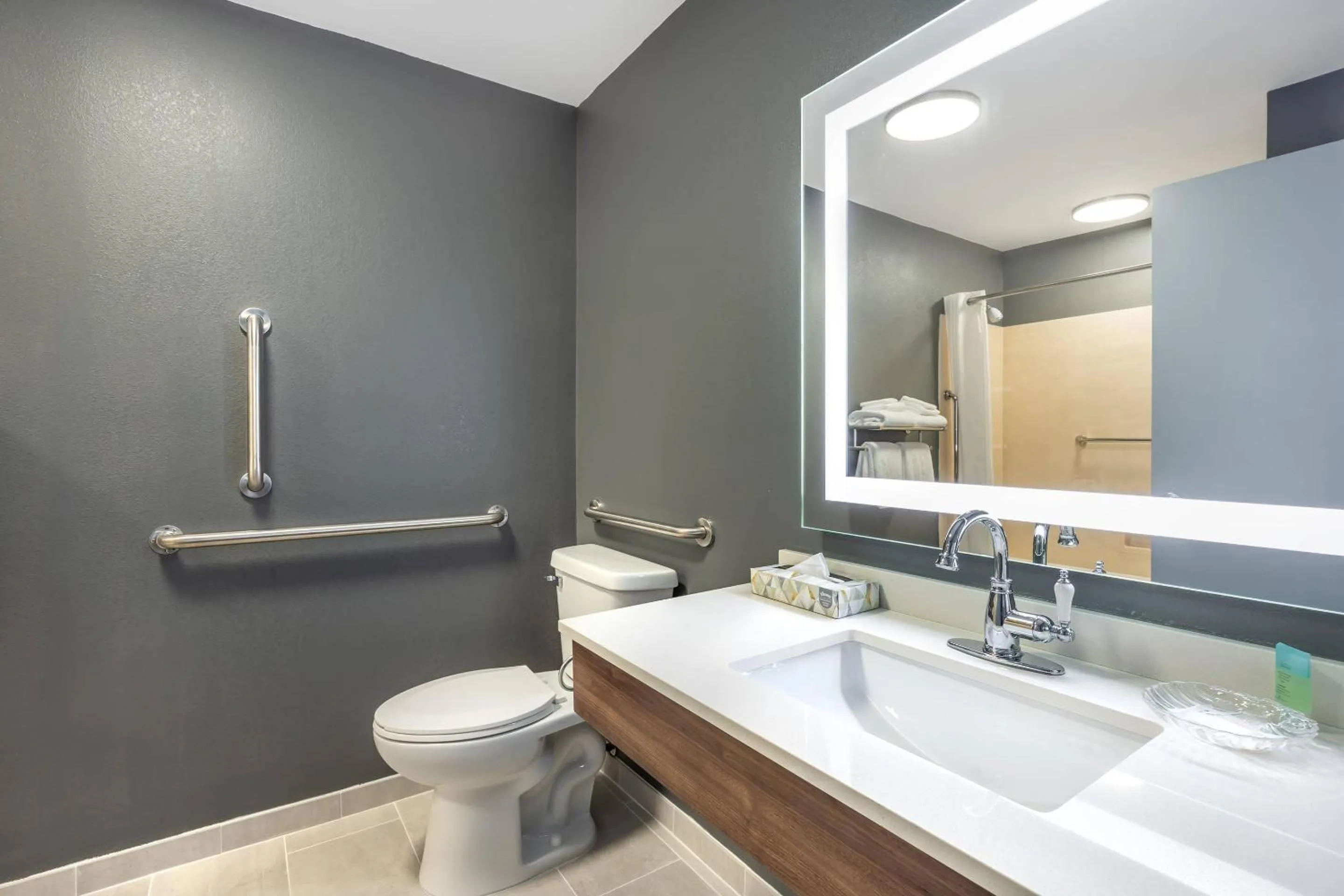 Bedroom in Suburban Studios Branson On The Strip