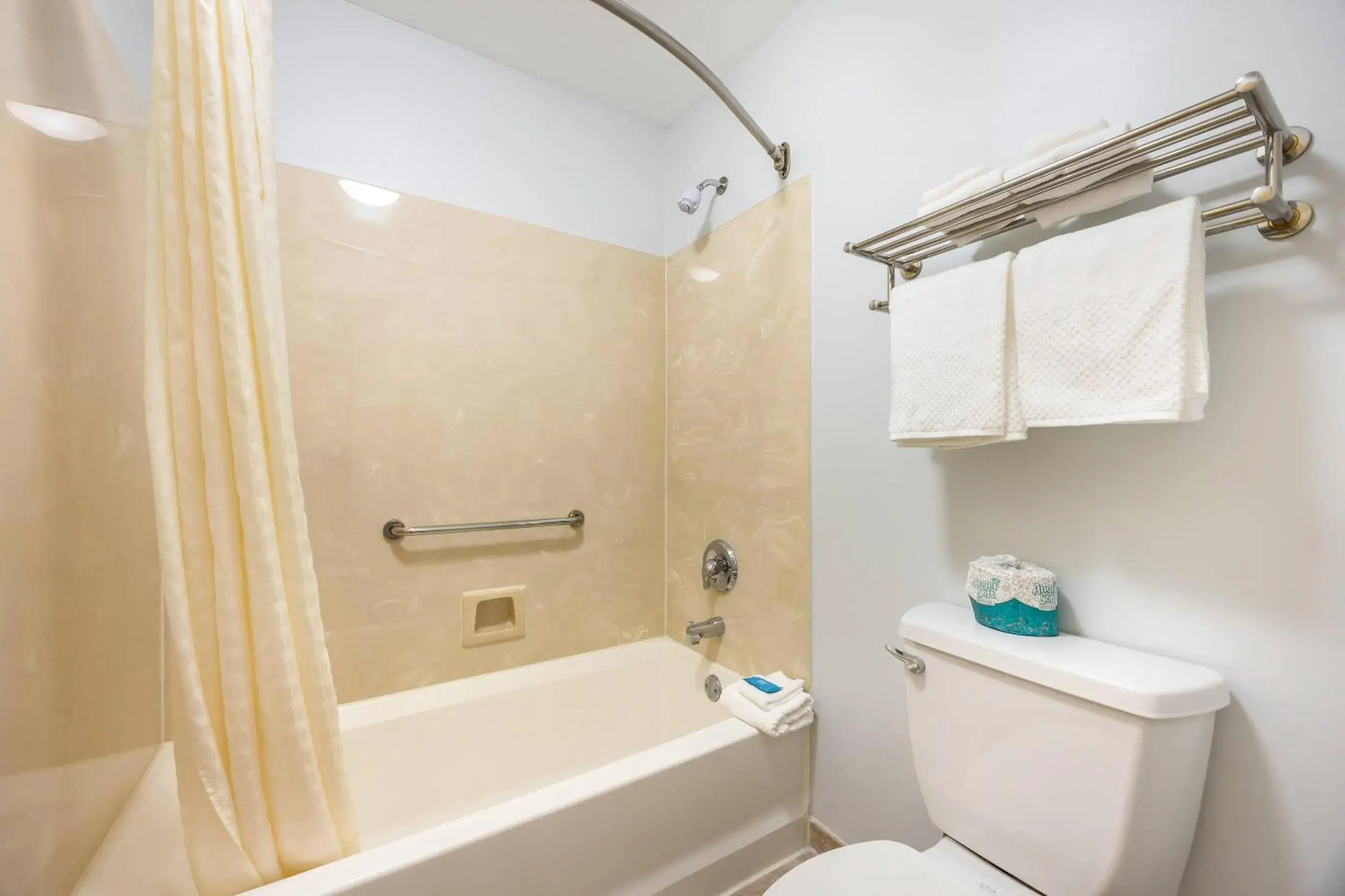 Bedroom in Suburban Studios Branson On The Strip Bedroom in Suburban Studios Branson On The Strip