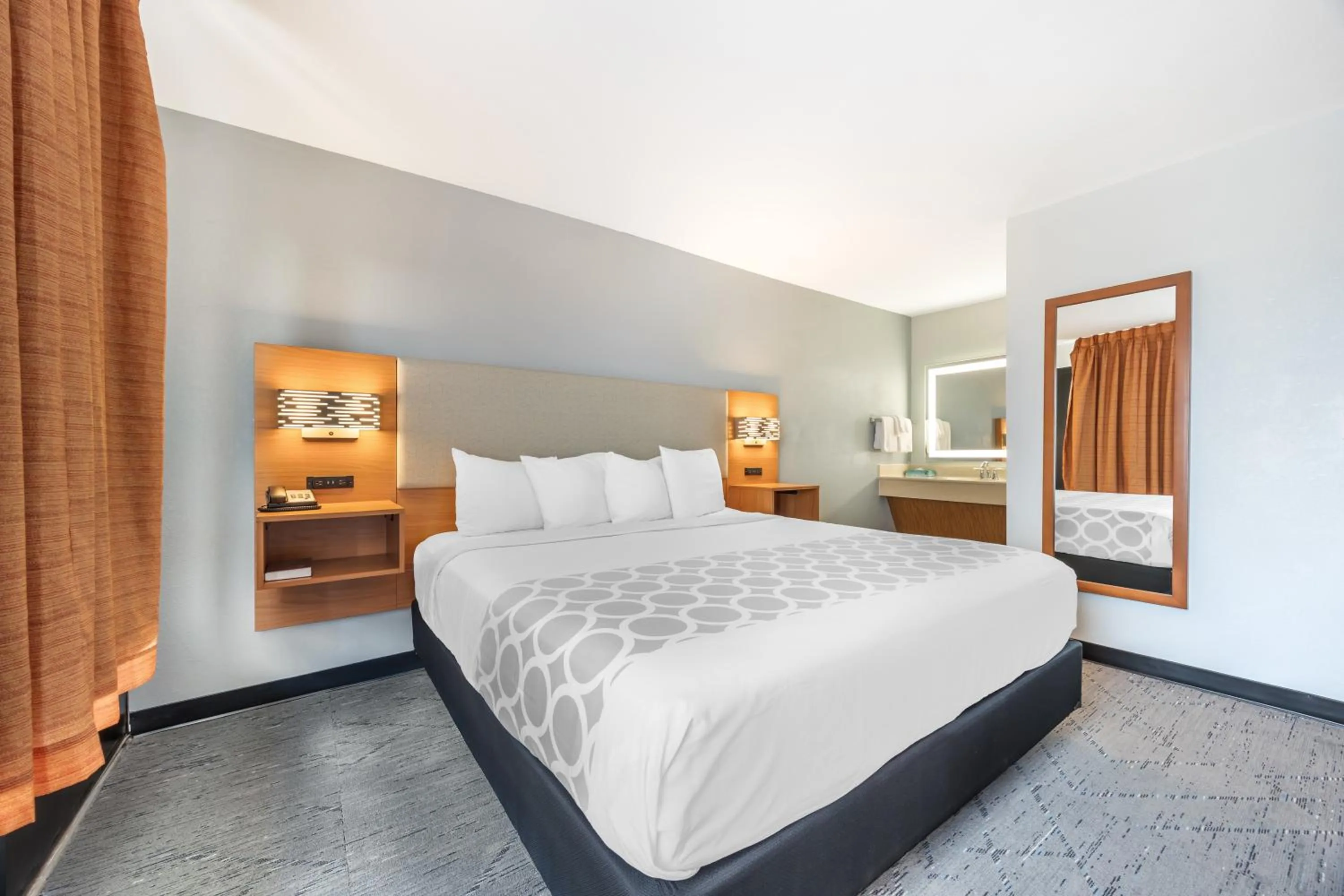 Bed in Suburban Studios Branson On The Strip