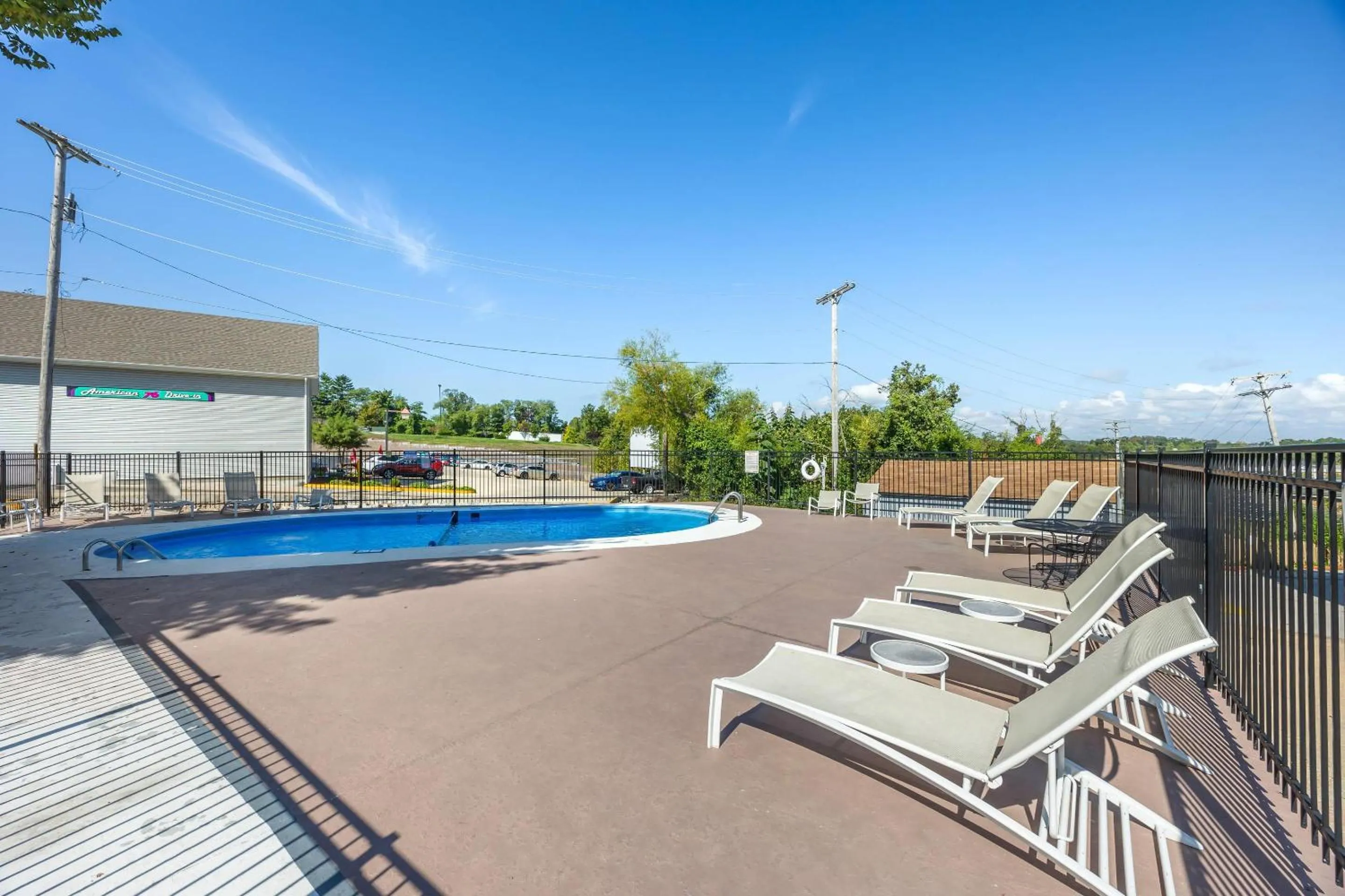 Swimming pool in Suburban Studios Branson On The Strip