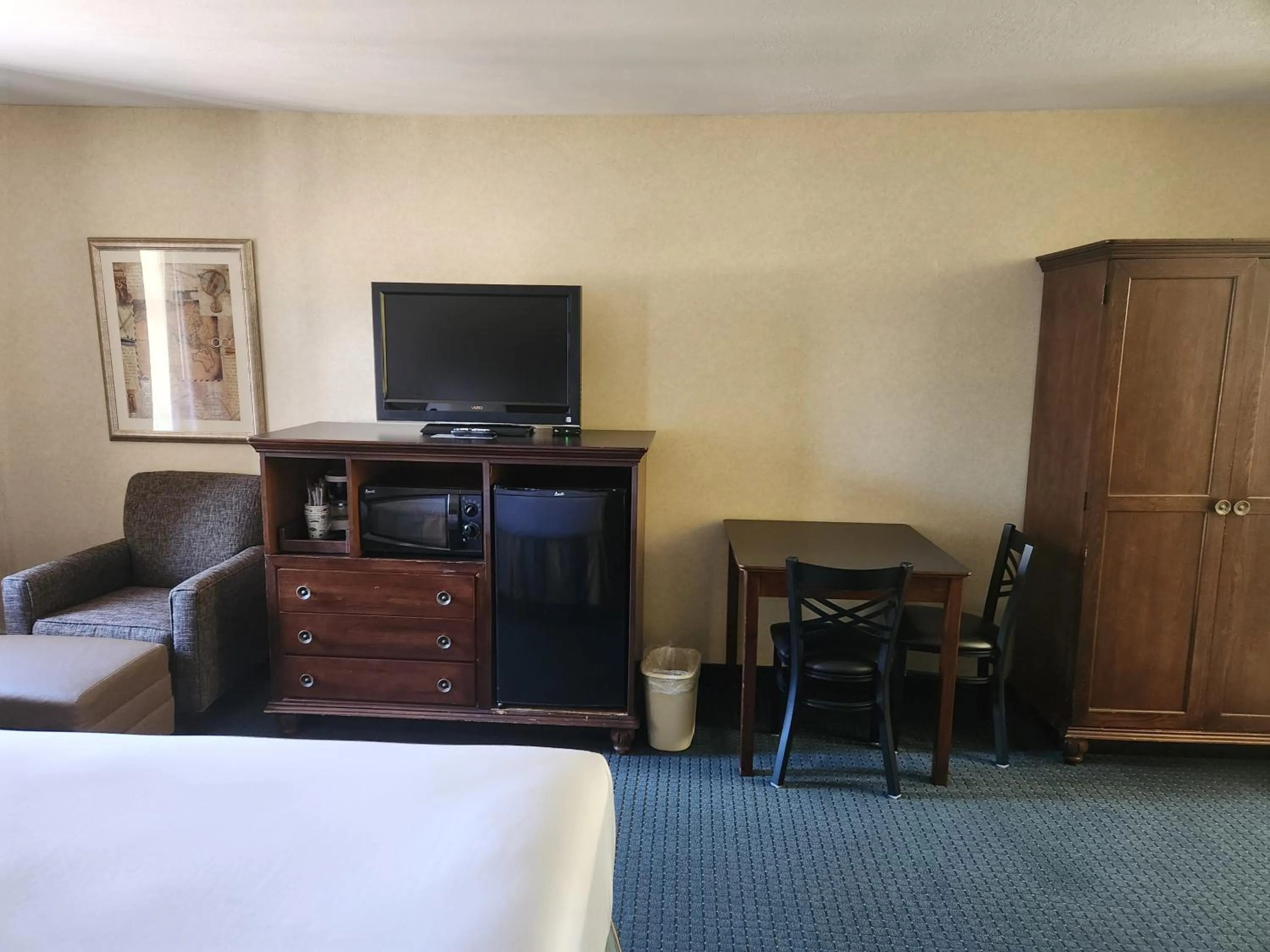 King Room with Whirlpool - Non-smoking in Suburban Studios Branson On The Strip