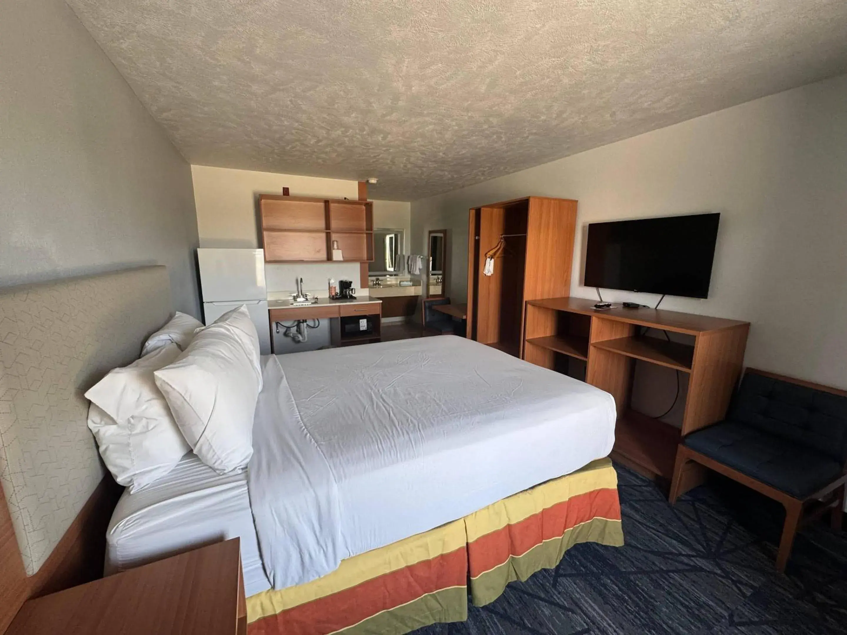 Bedroom, Bed in Suburban Studios Branson On The Strip Bedroom, Bed in Suburban Studios Branson On The Strip