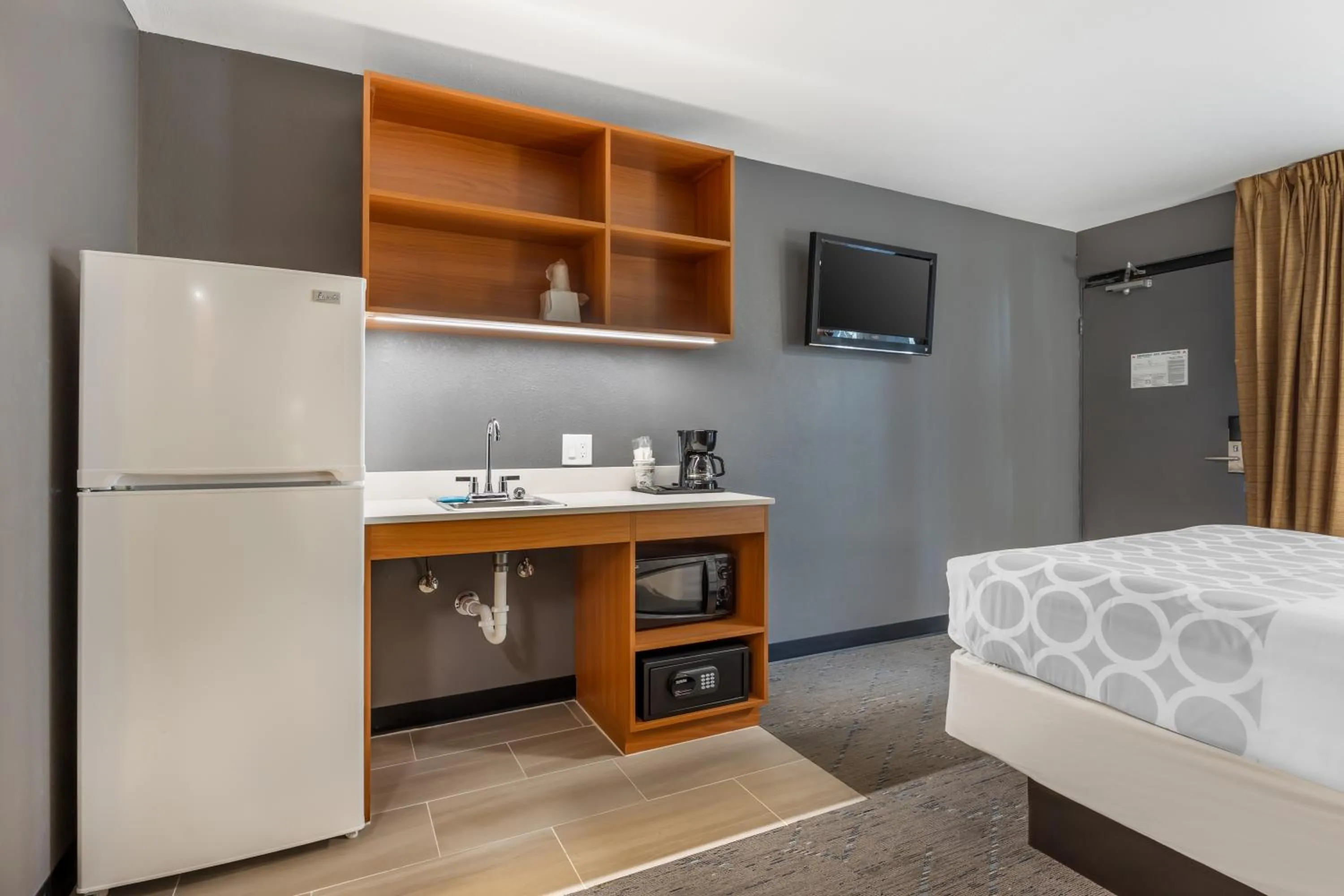 Bed in Suburban Studios Branson On The Strip