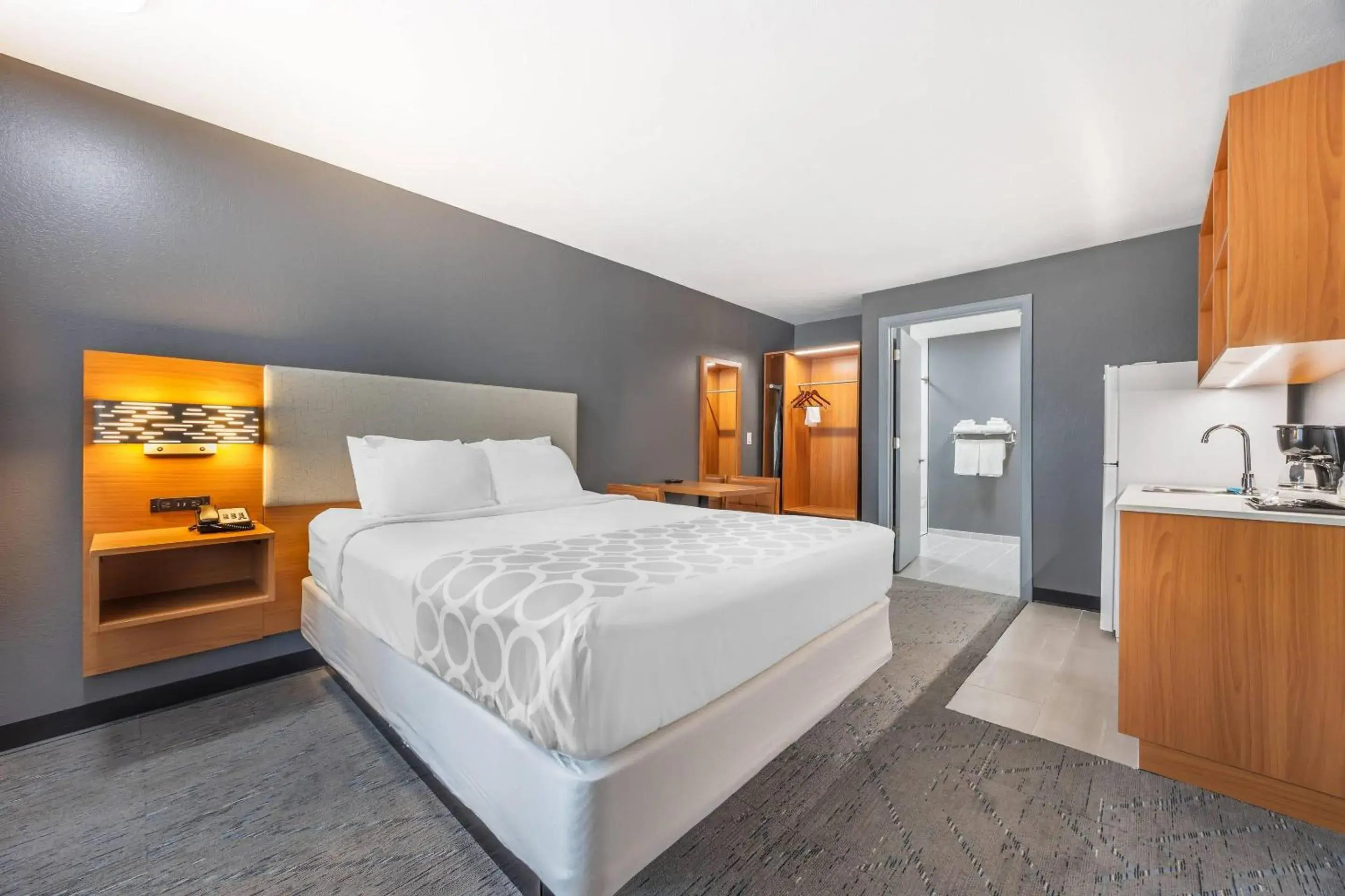 Bedroom, Bed in Suburban Studios Branson On The Strip Bedroom, Bed in Suburban Studios Branson On The Strip