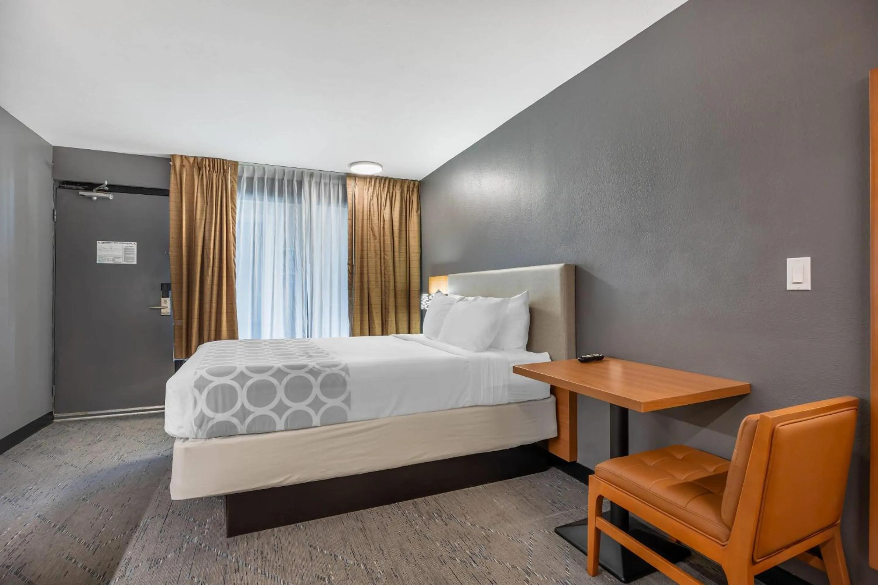 Bedroom, Bed in Suburban Studios Branson On The Strip