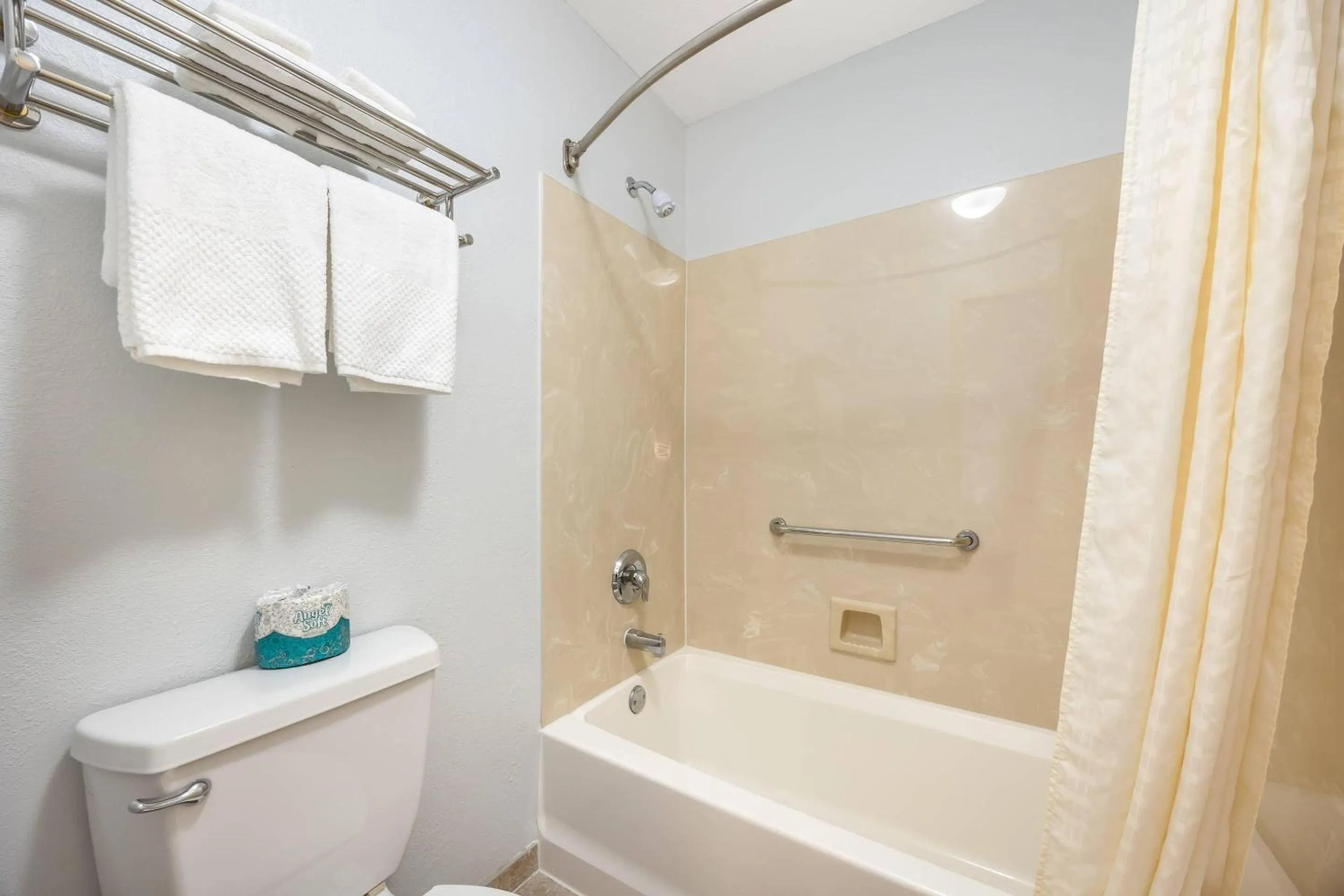 Bedroom in Suburban Studios Branson On The Strip