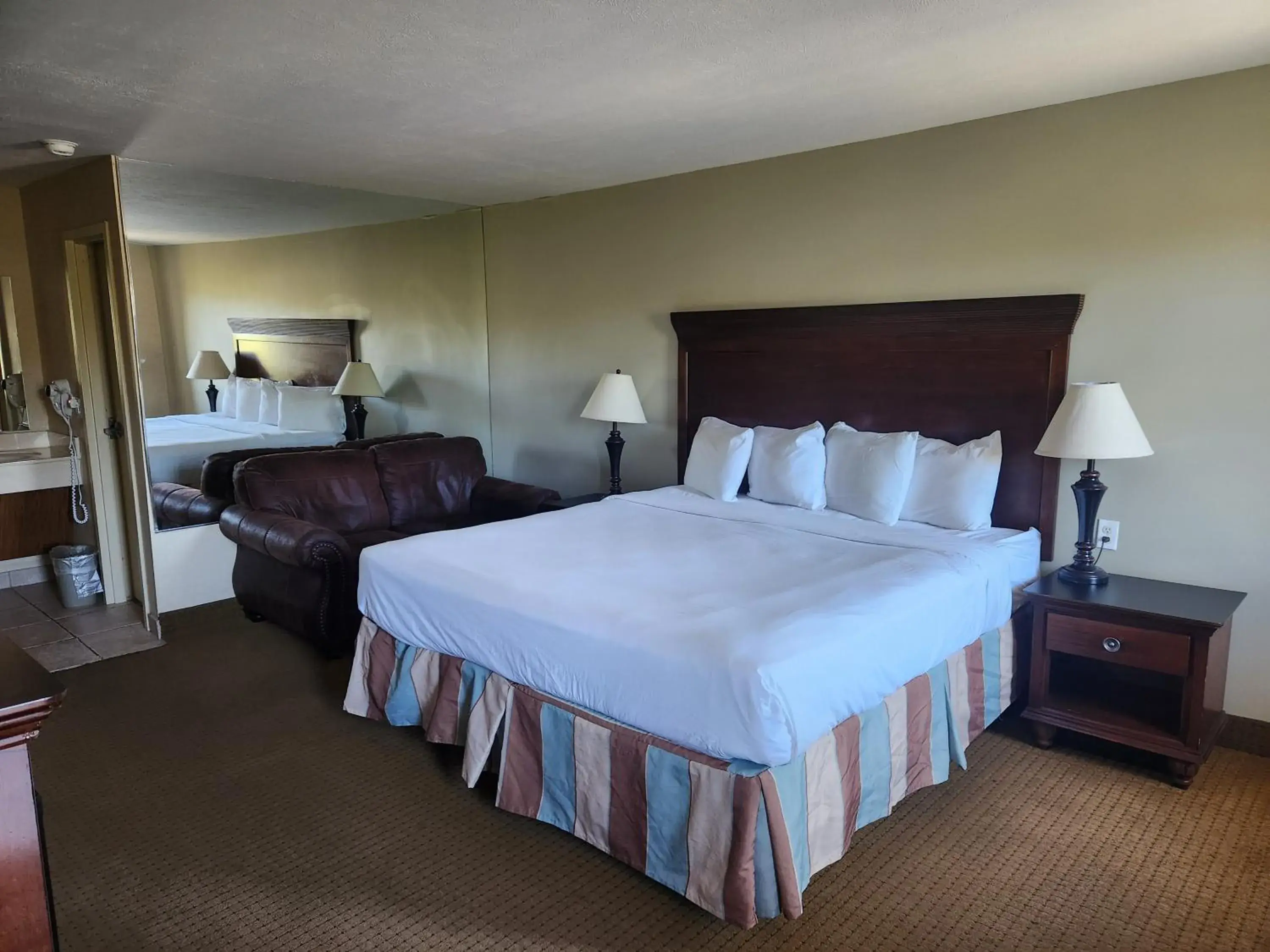 King Room - Non-Smoking in Suburban Studios Branson On The Strip King Room - Non-Smoking in Suburban Studios Branson On The Strip