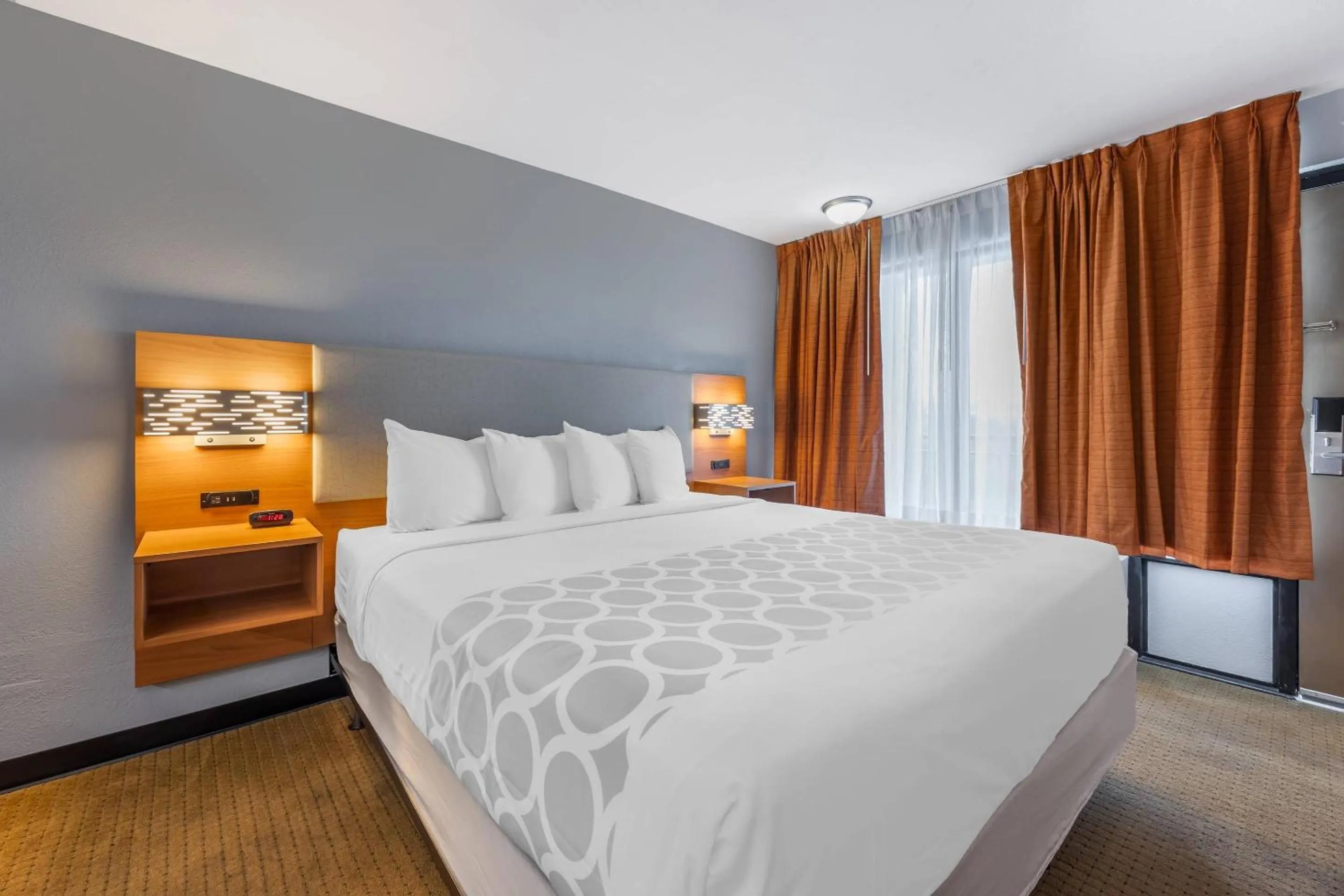 Bedroom, Bed in Suburban Studios Branson On The Strip