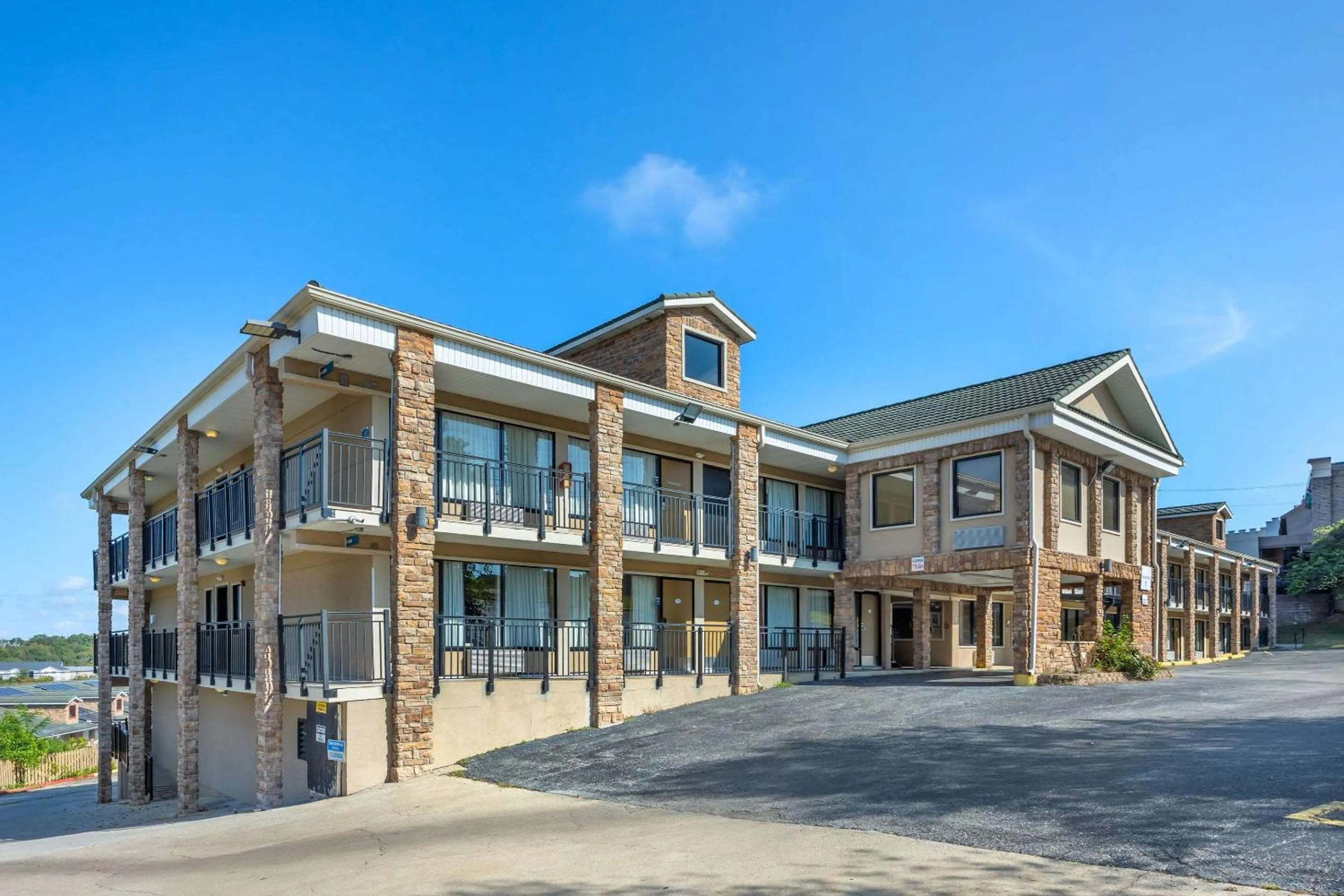 Property building in Suburban Studios Branson On The Strip