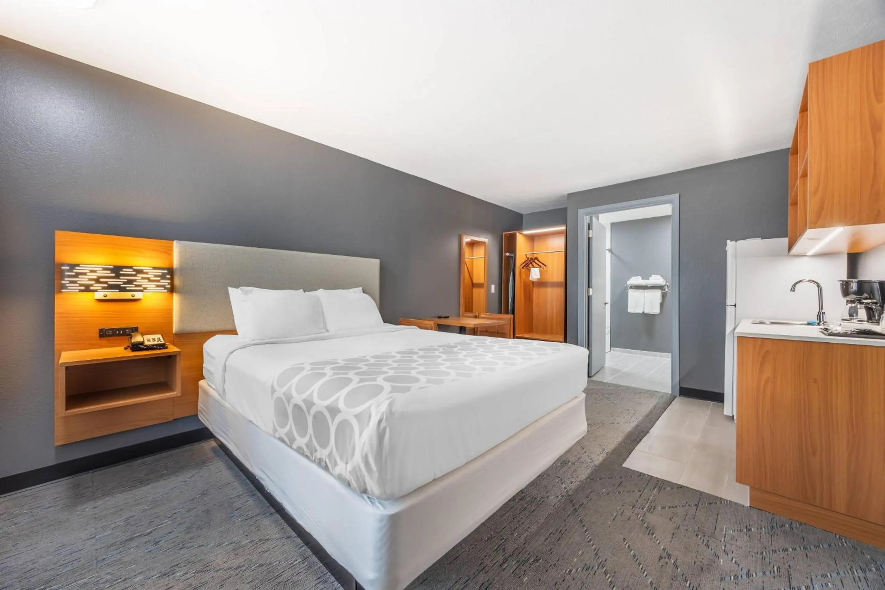 Bedroom, Bed in Suburban Studios Branson On The Strip