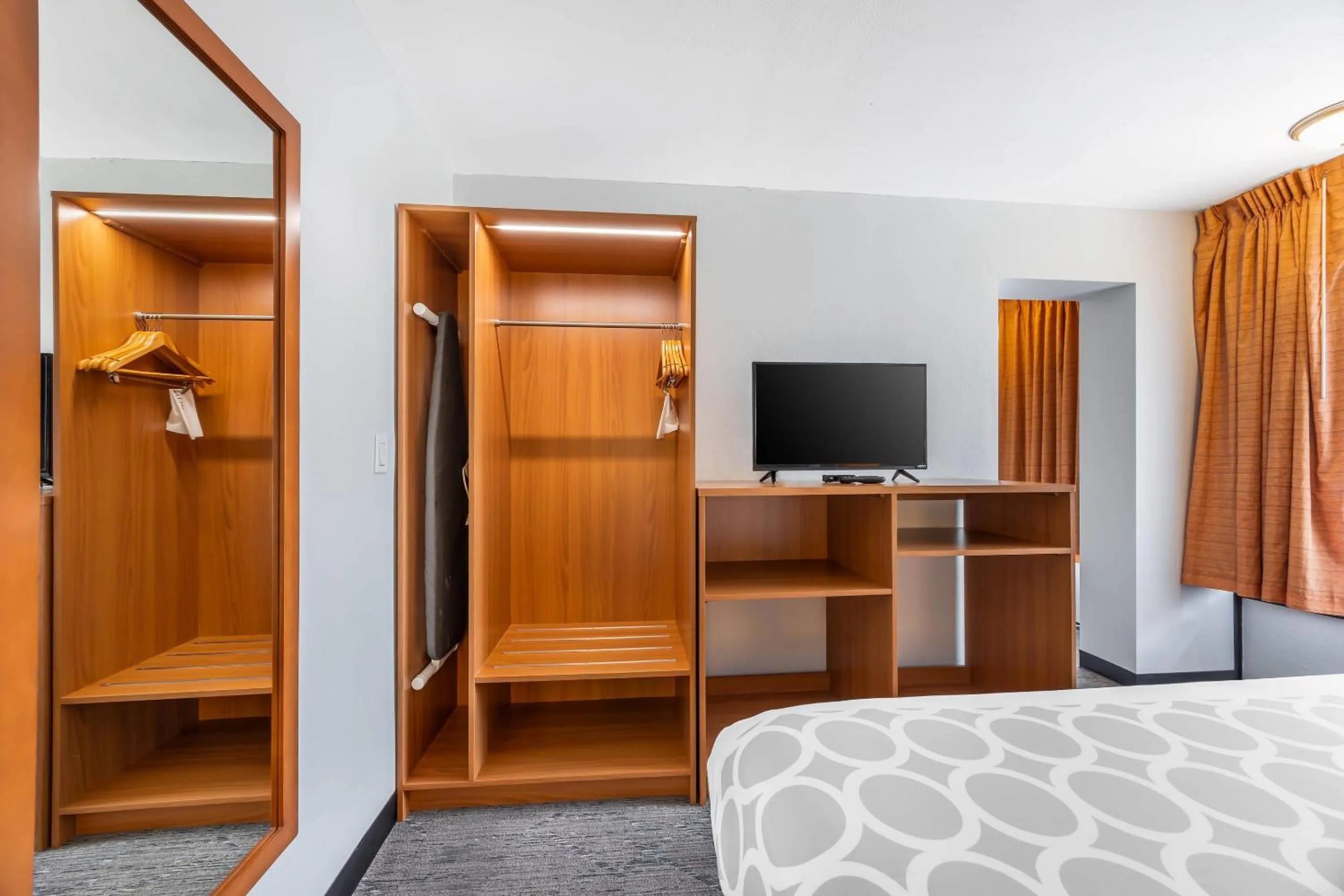 Bedroom, Bed in Suburban Studios Branson On The Strip