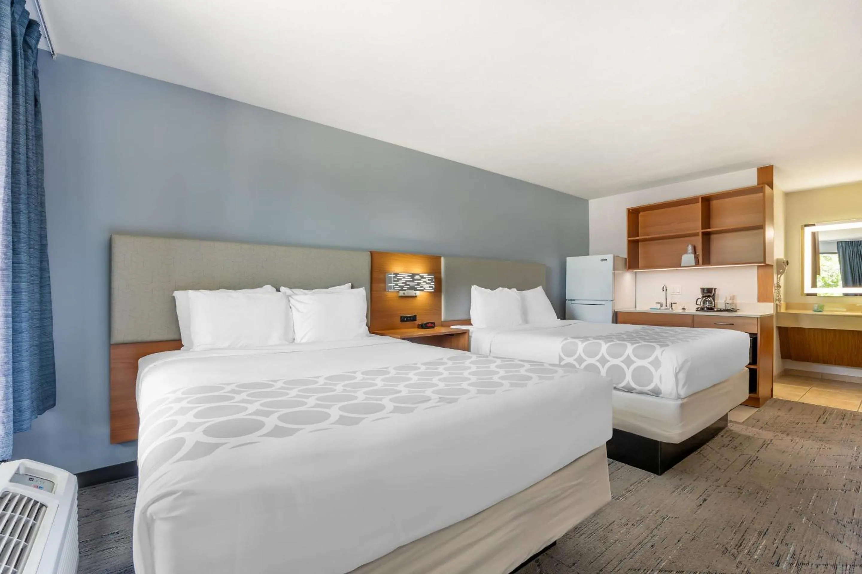 Bedroom, Bed in Suburban Studios Branson On The Strip