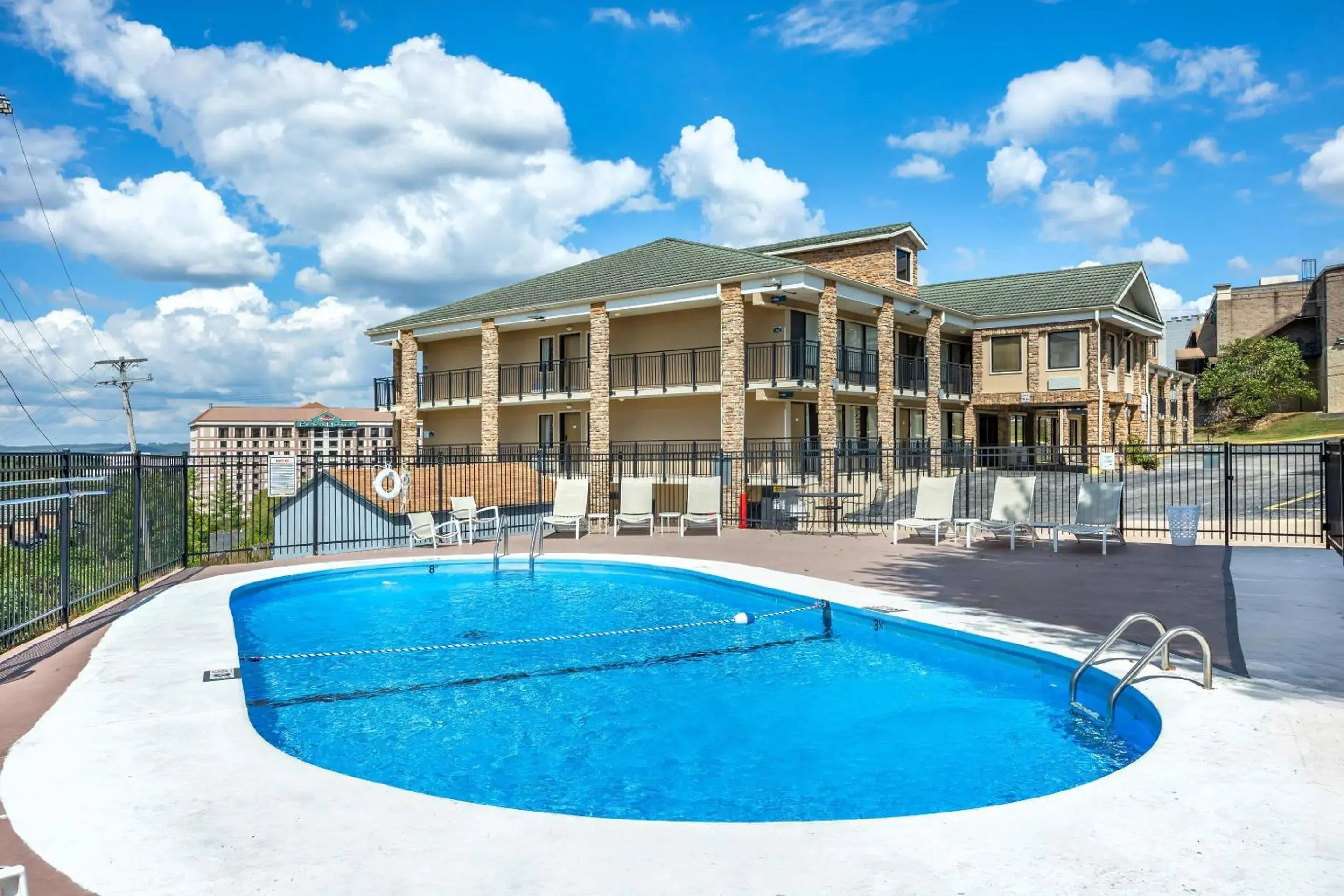 Swimming pool in Suburban Studios Branson On The Strip Swimming pool in Suburban Studios Branson On The Strip
