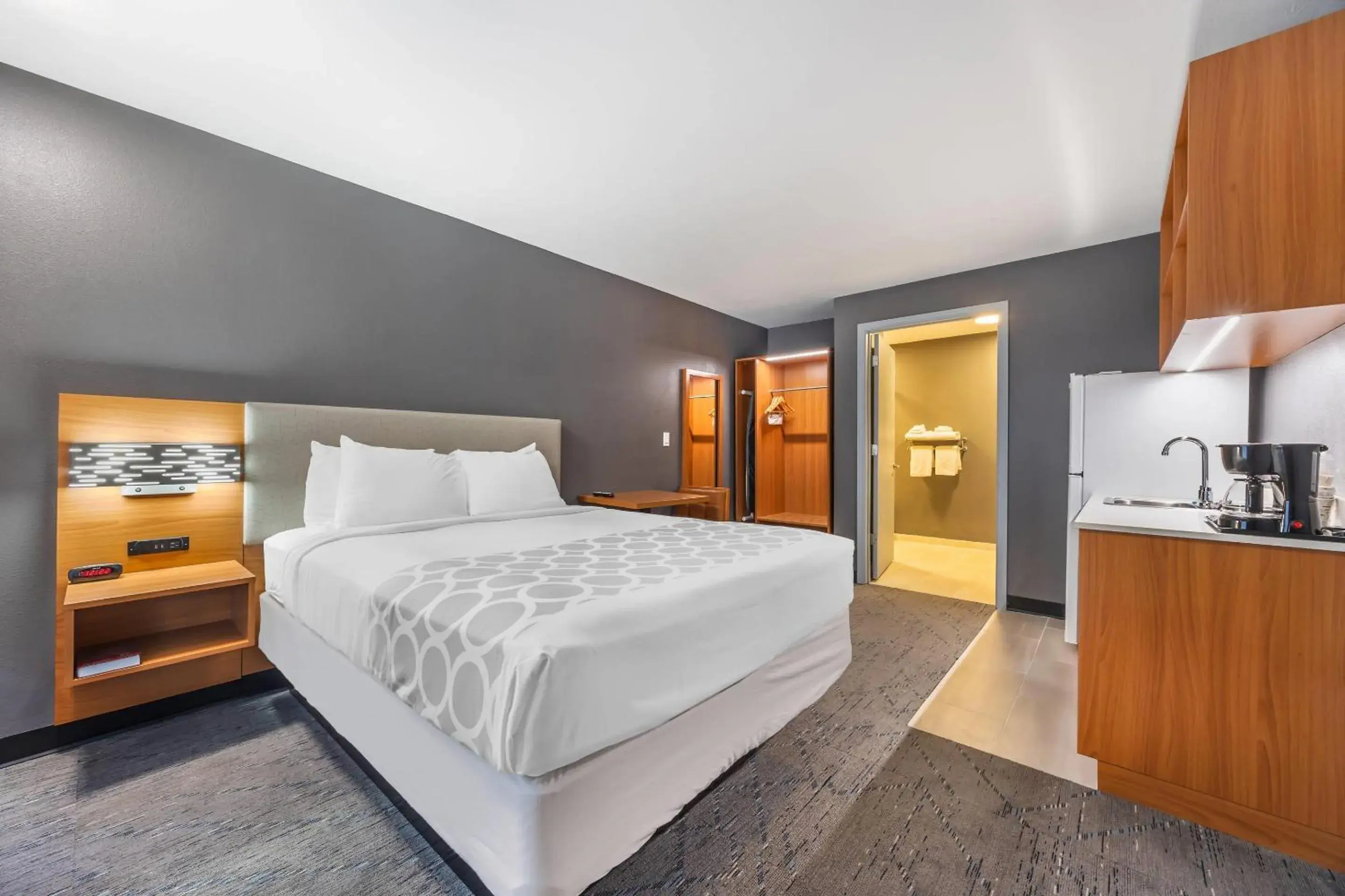 Bedroom, Bed in Suburban Studios Branson On The Strip Bedroom, Bed in Suburban Studios Branson On The Strip