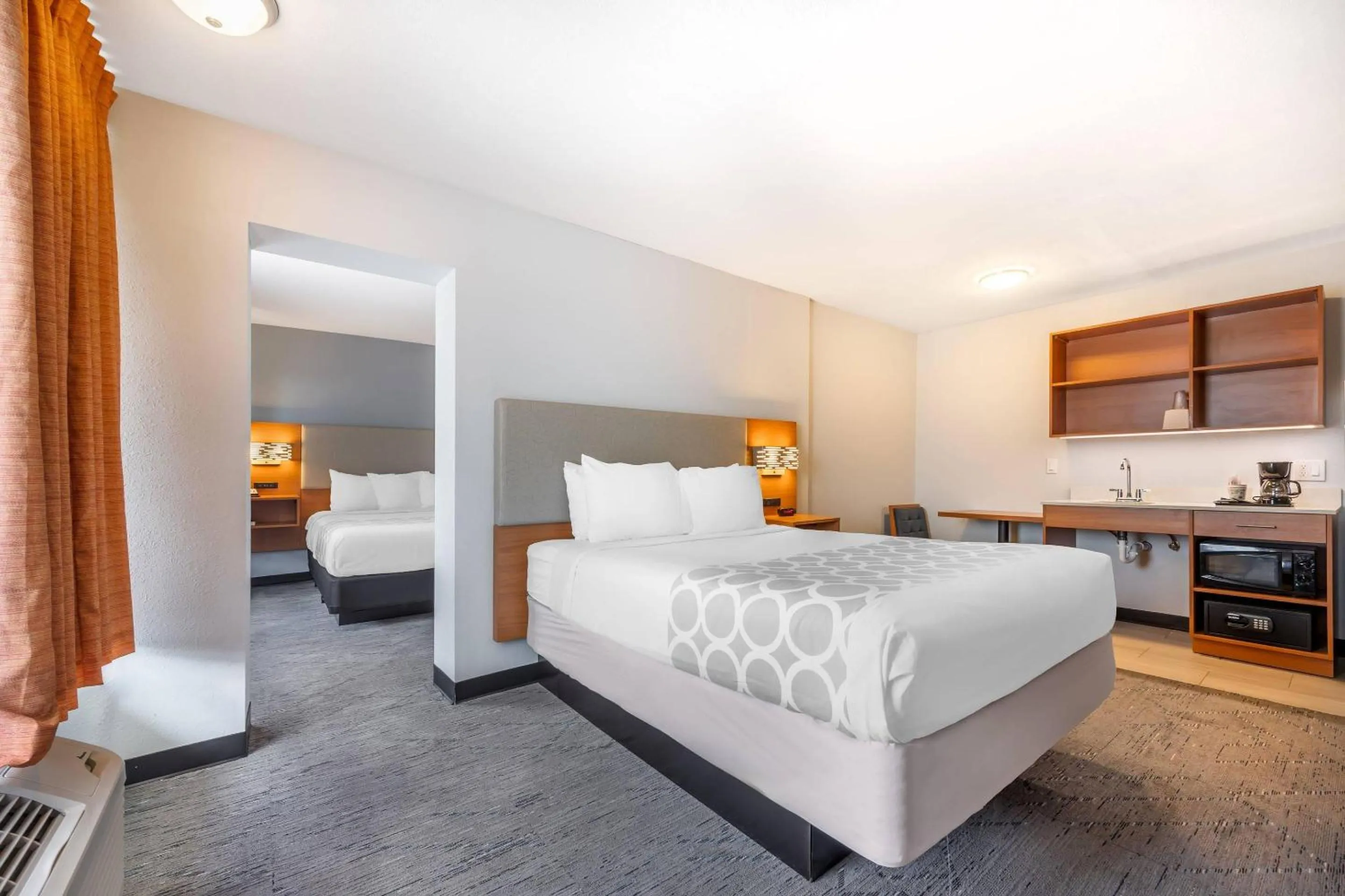 Bedroom, Bed in Suburban Studios Branson On The Strip