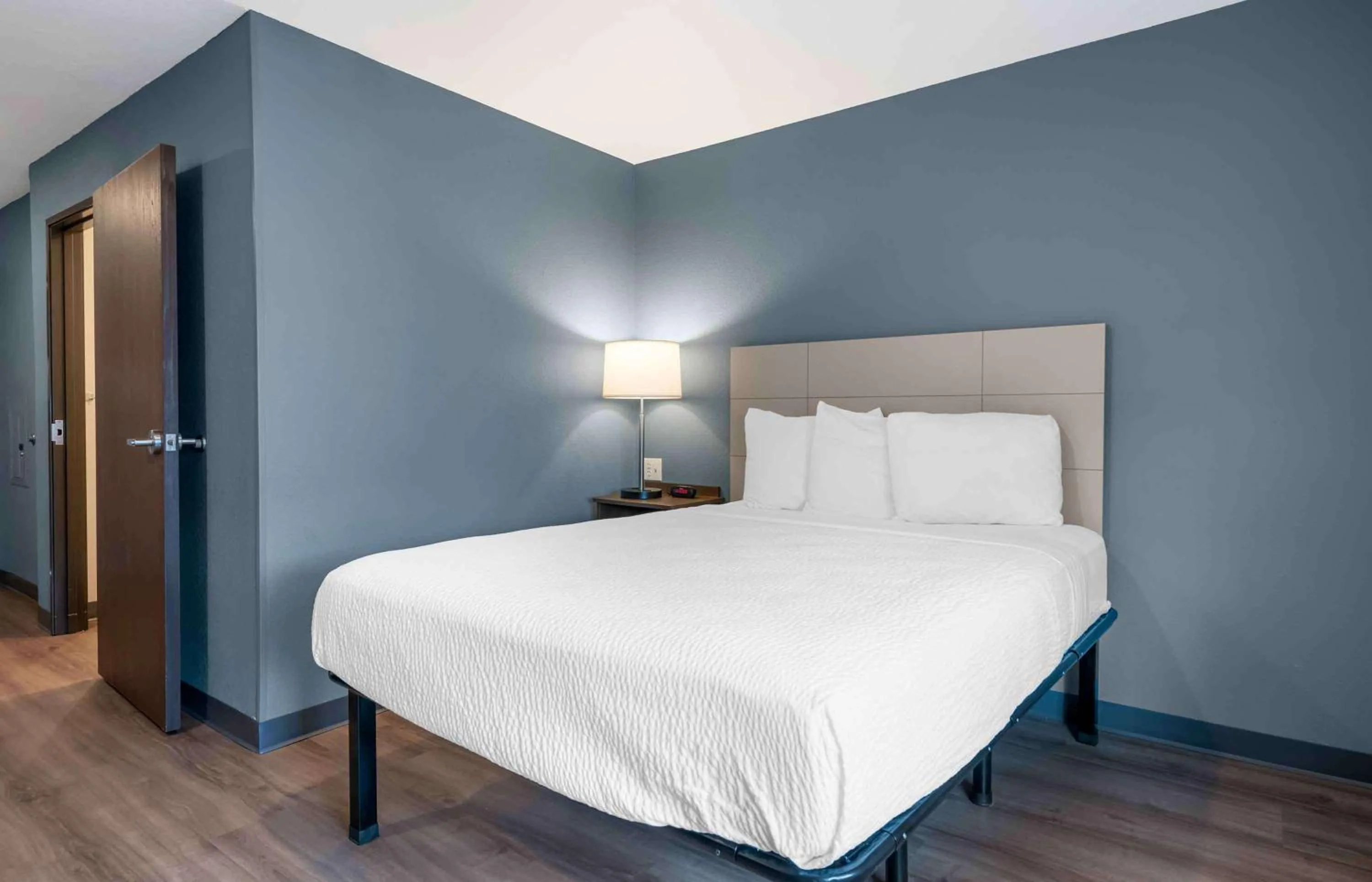 Bedroom, Bed in Extended Stay America Select Suites - Melbourne - West Melbourne