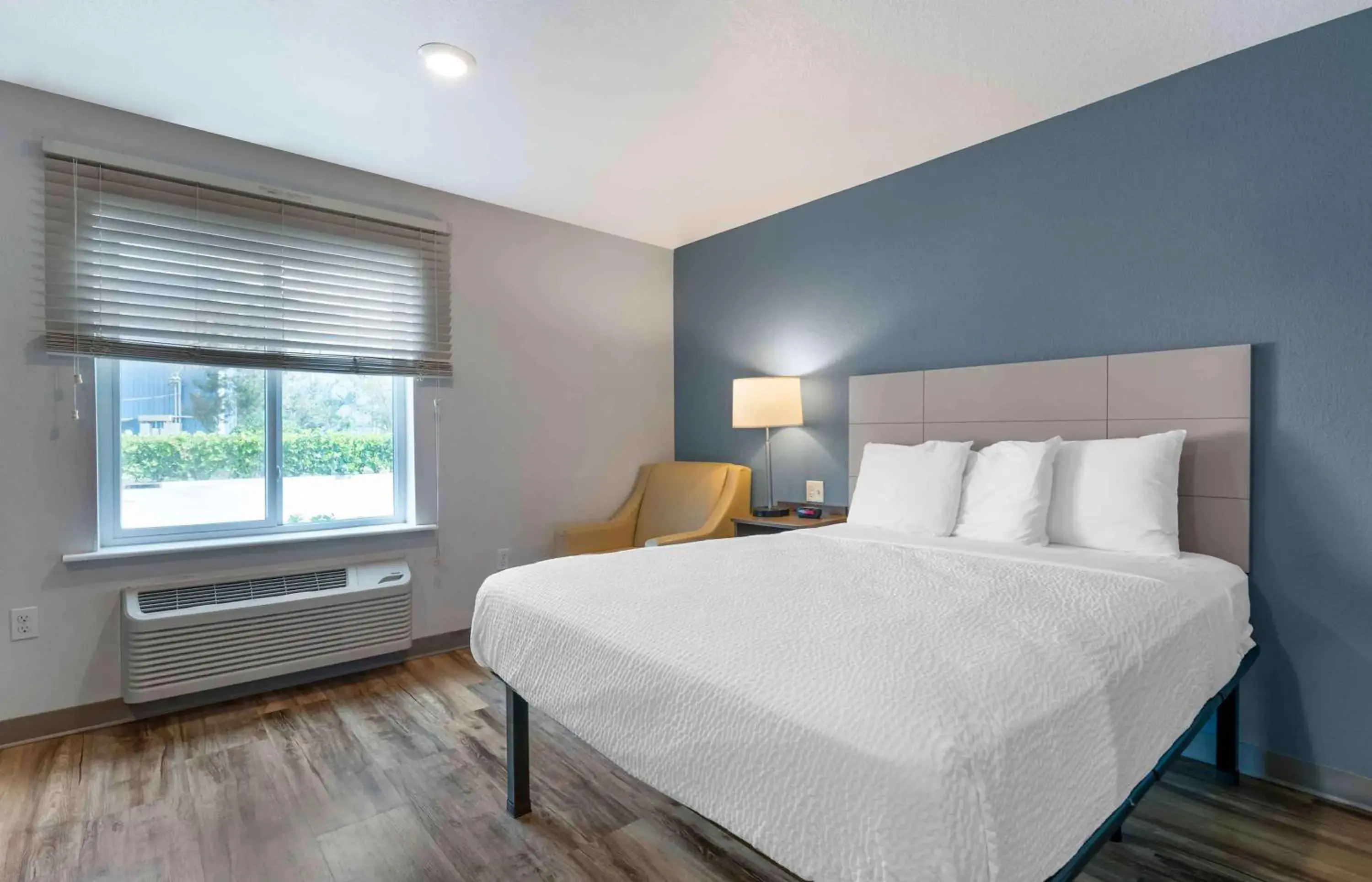 Bedroom, Bed in Extended Stay America Select Suites - Melbourne - West Melbourne Bedroom, Bed in Extended Stay America Select Suites - Melbourne - West Melbourne