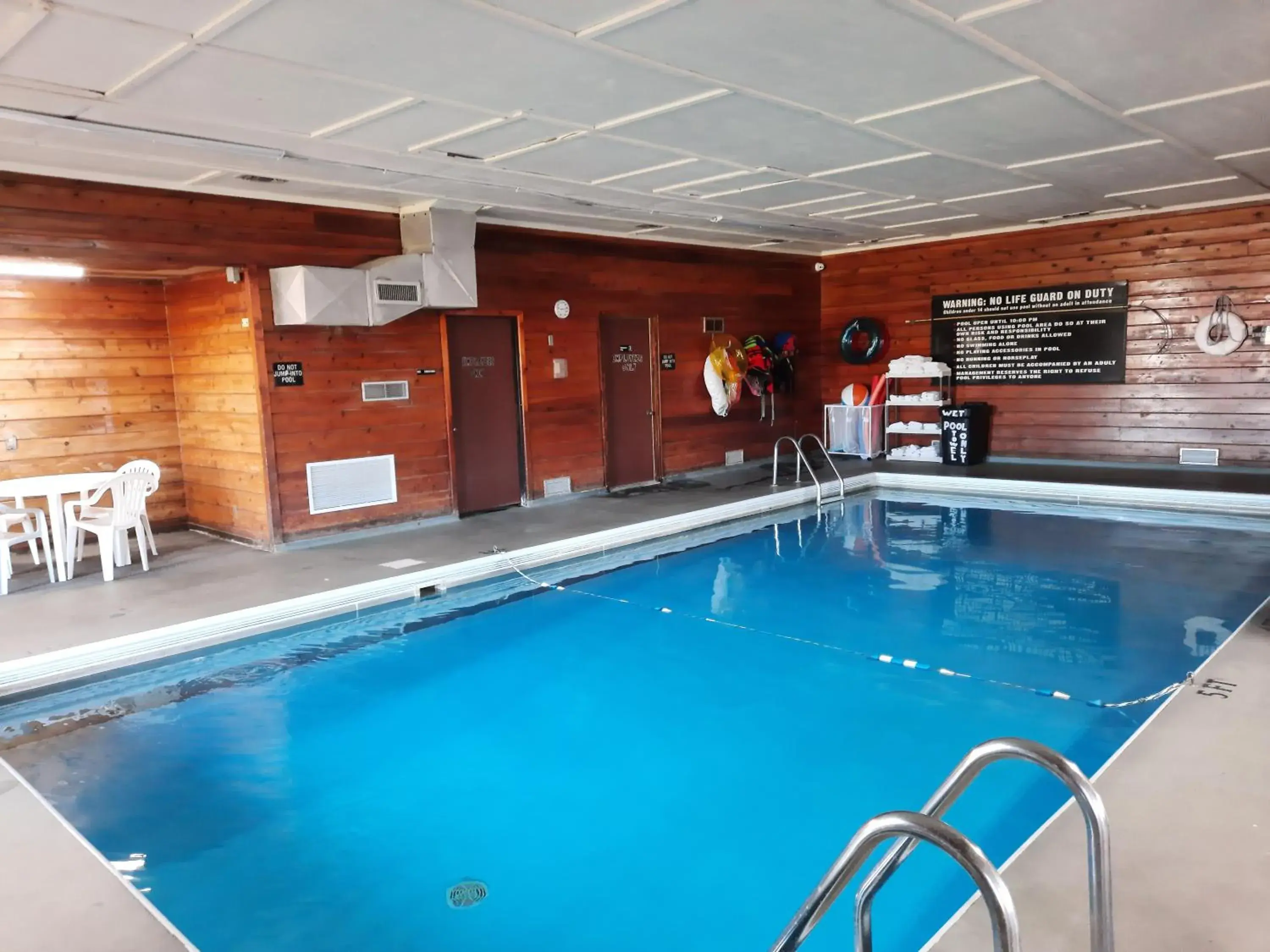 Swimming pool in Super 8 by Wyndham Watertown Swimming pool in Super 8 by Wyndham Watertown