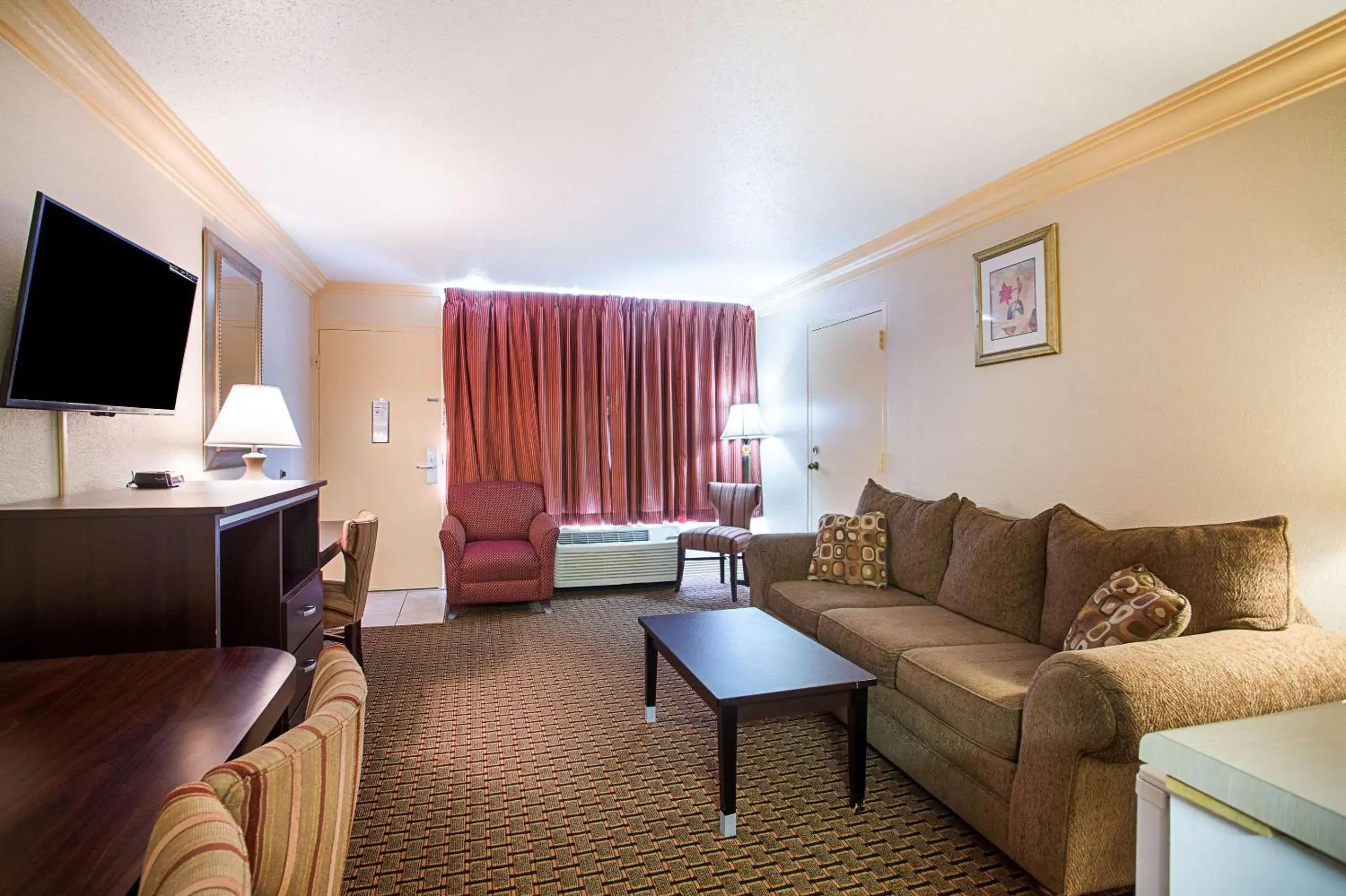 Photo of the whole room, Seating Area in Parkway Inn of Birmingham