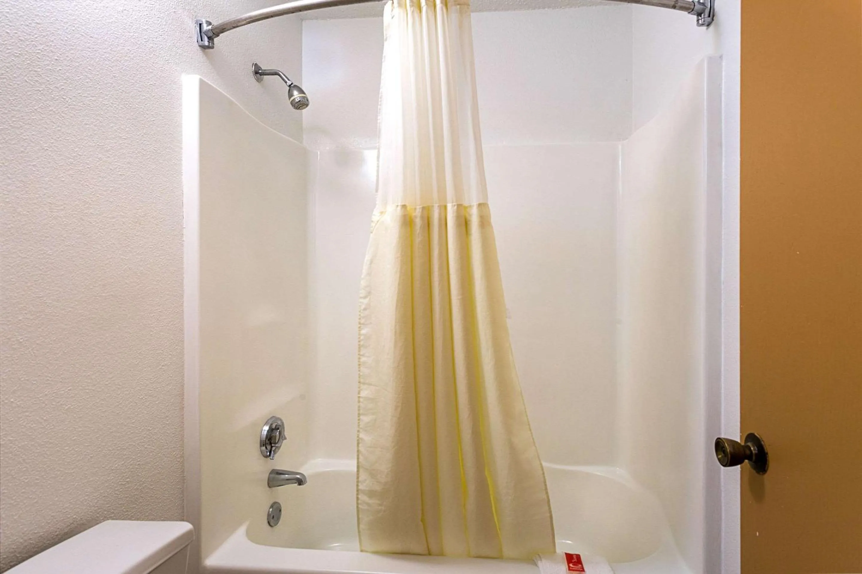 Bathroom in Parkway Inn of Birmingham