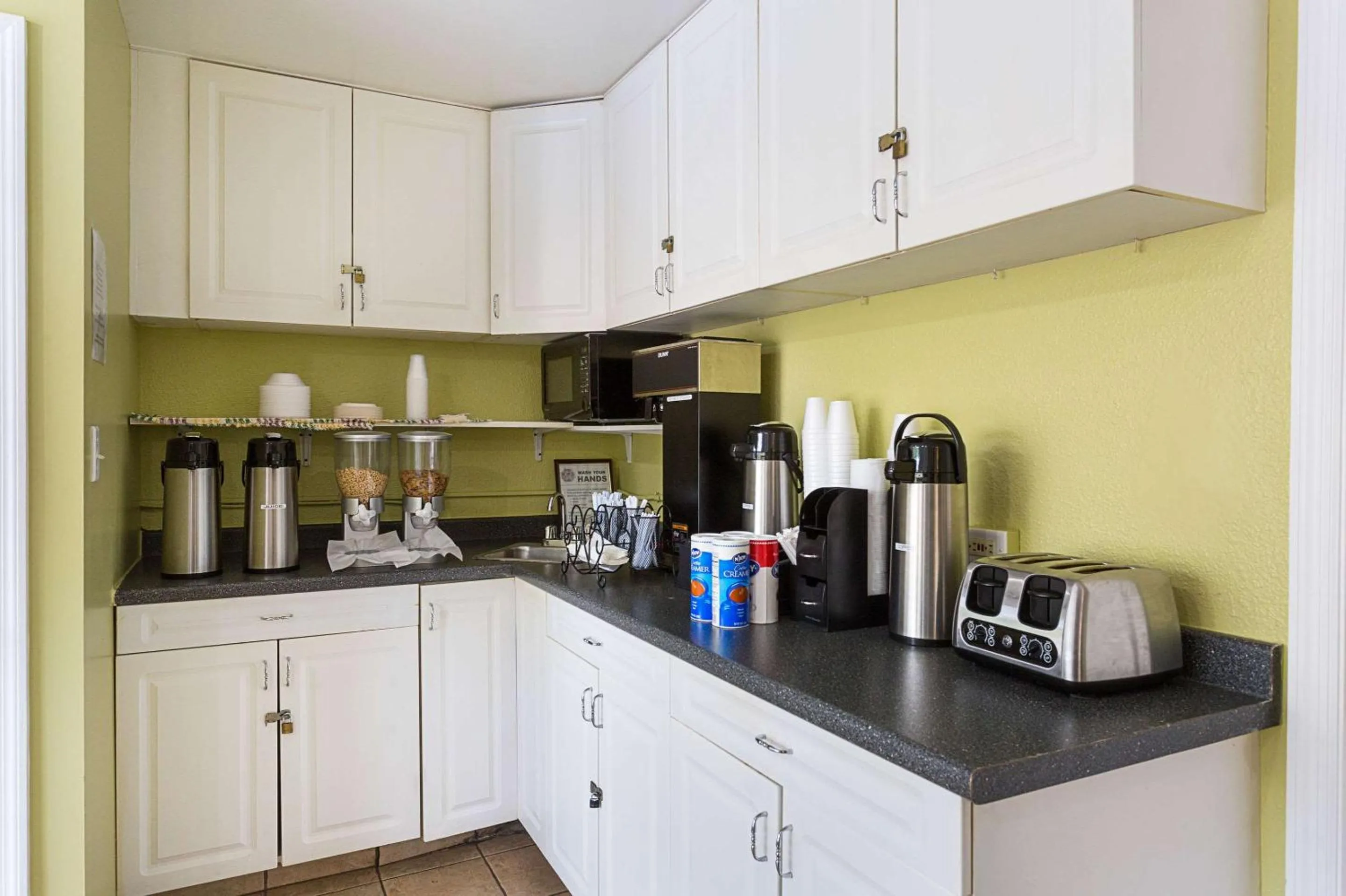 Restaurant/places to eat in Parkway Inn of Birmingham