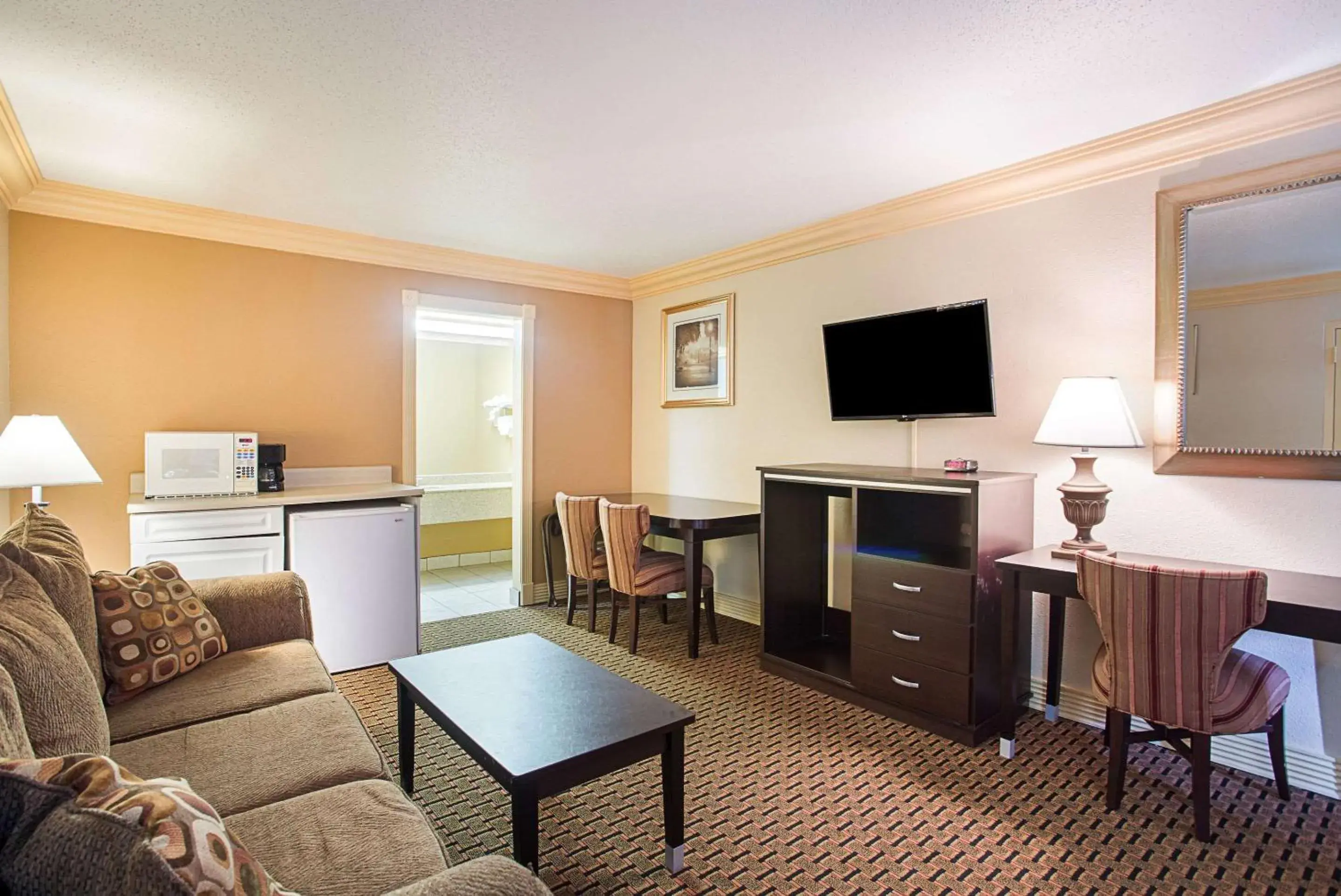 Photo of the whole room, Seating Area in Parkway Inn of Birmingham