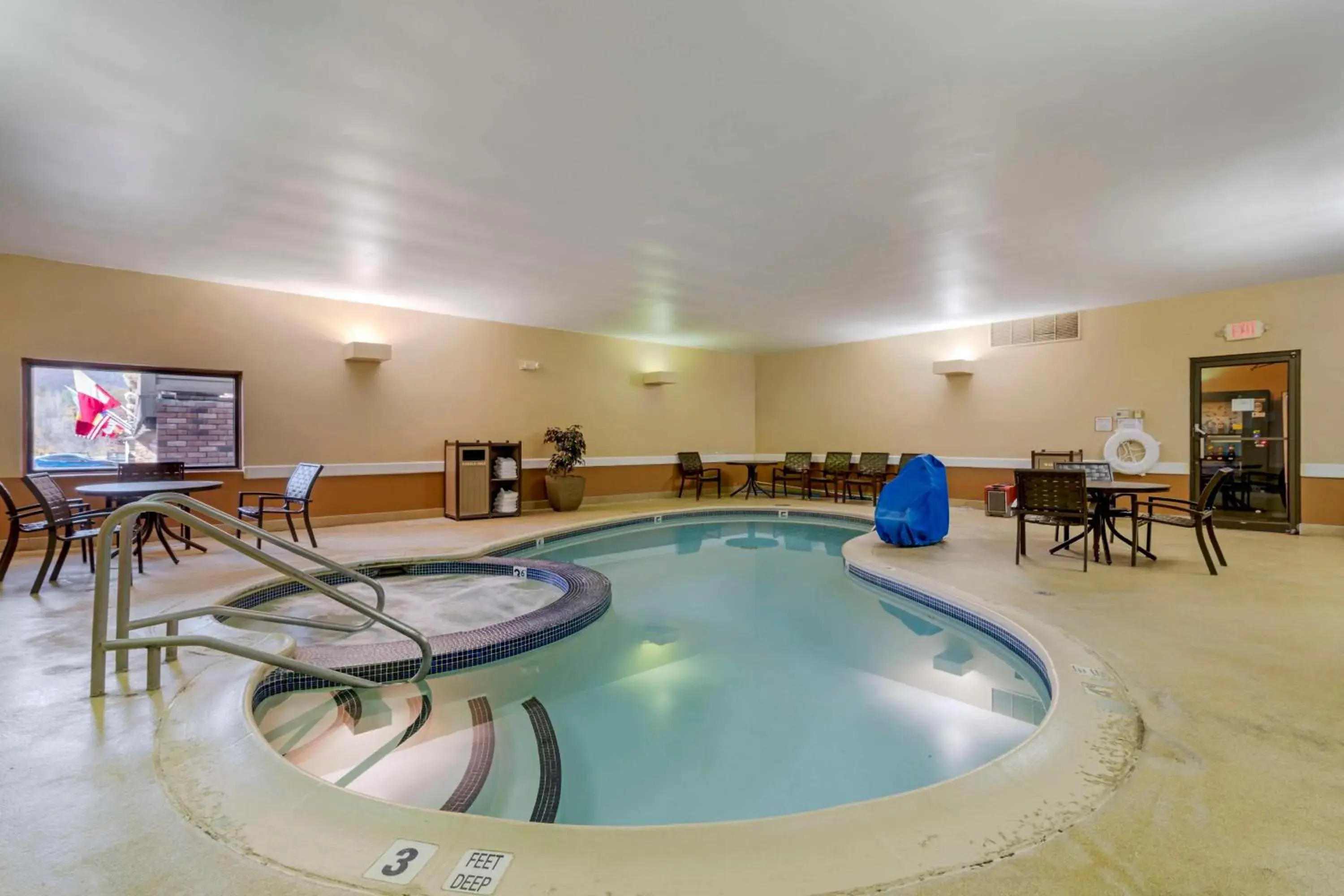Pool view in Best Western of Lake George Pool view in Best Western of Lake George