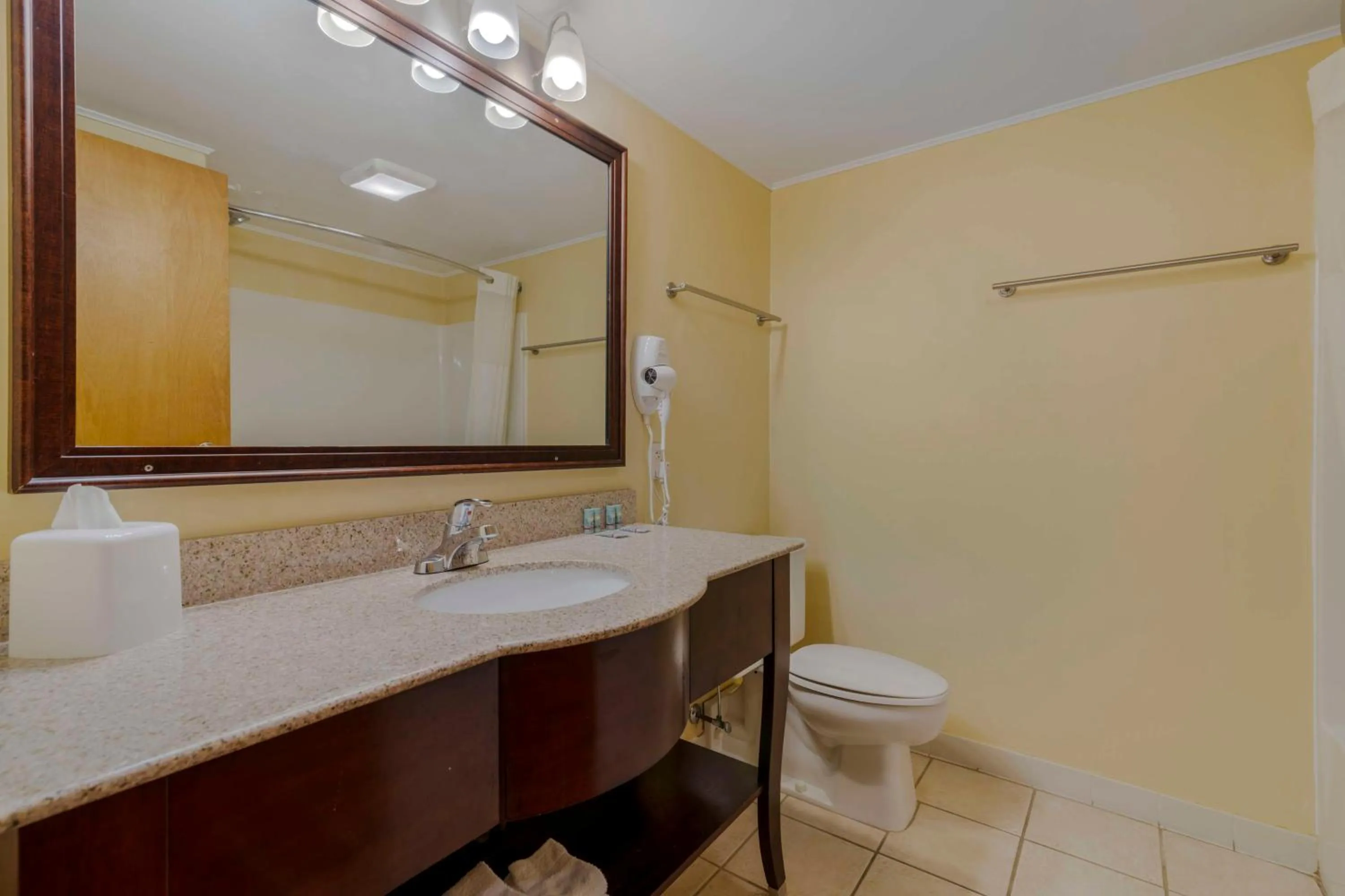 Bedroom in Best Western of Lake George