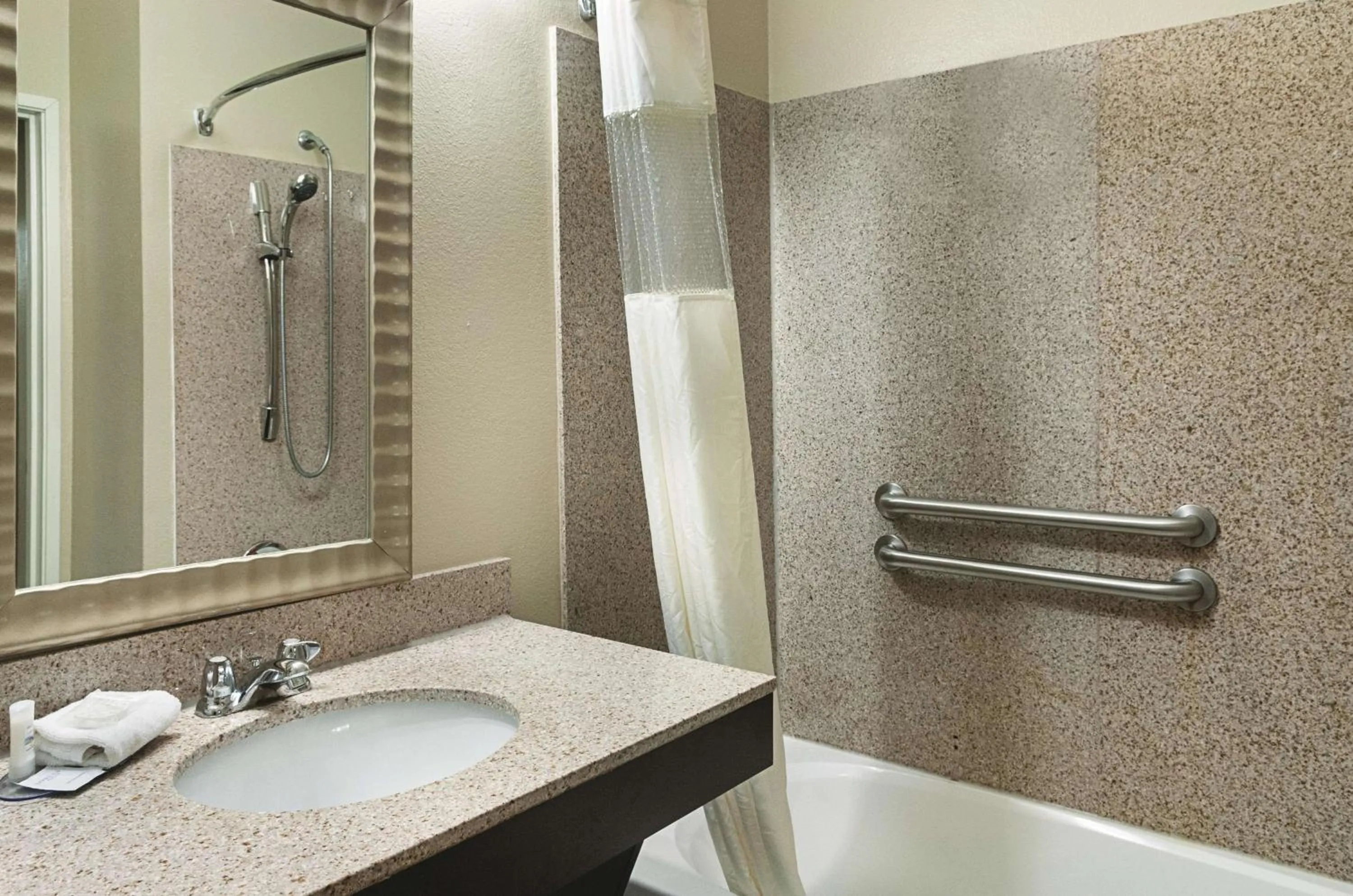 Photo of the whole room in La Quinta by Wyndham Houma