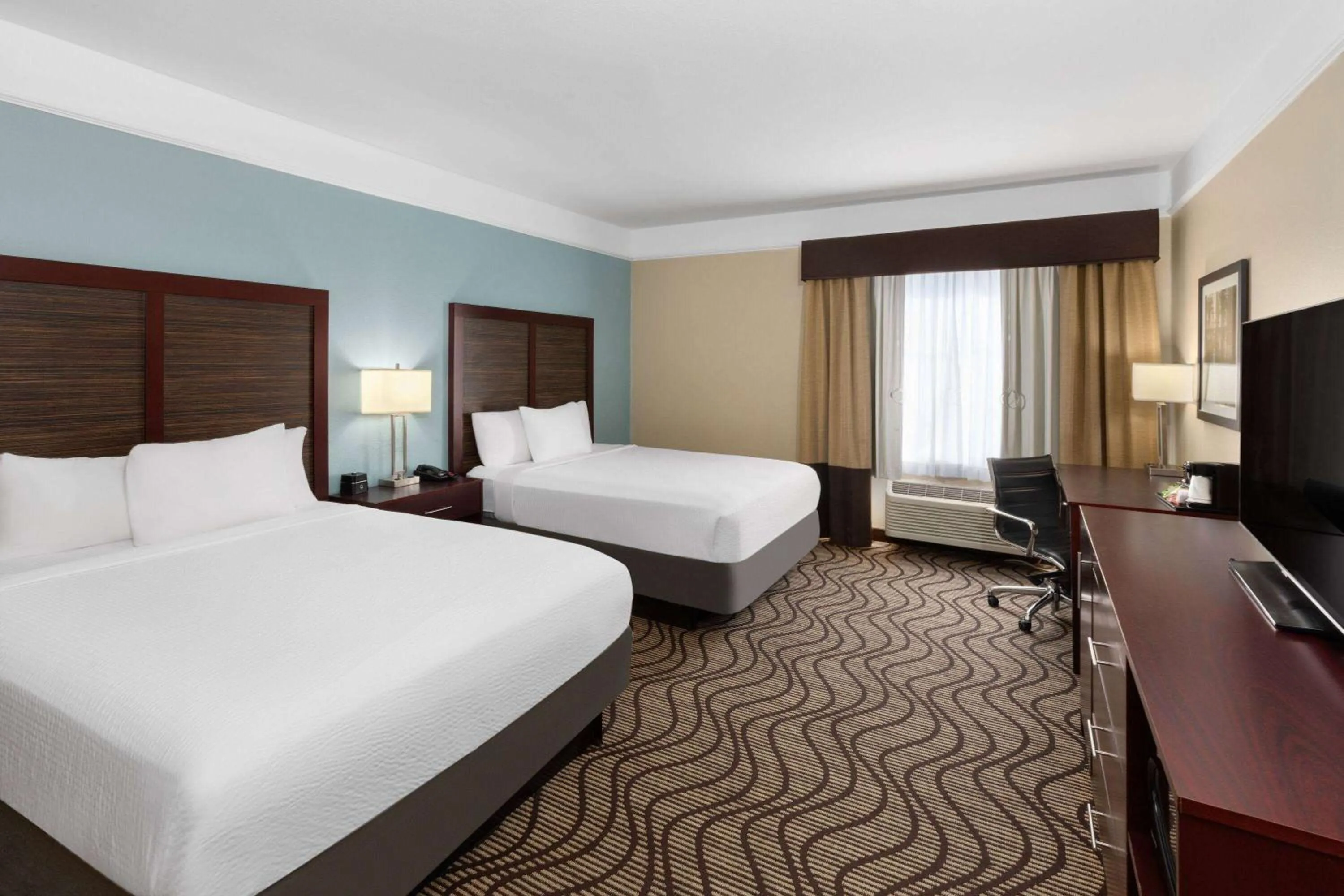 Photo of the whole room, Bed in La Quinta by Wyndham Houma