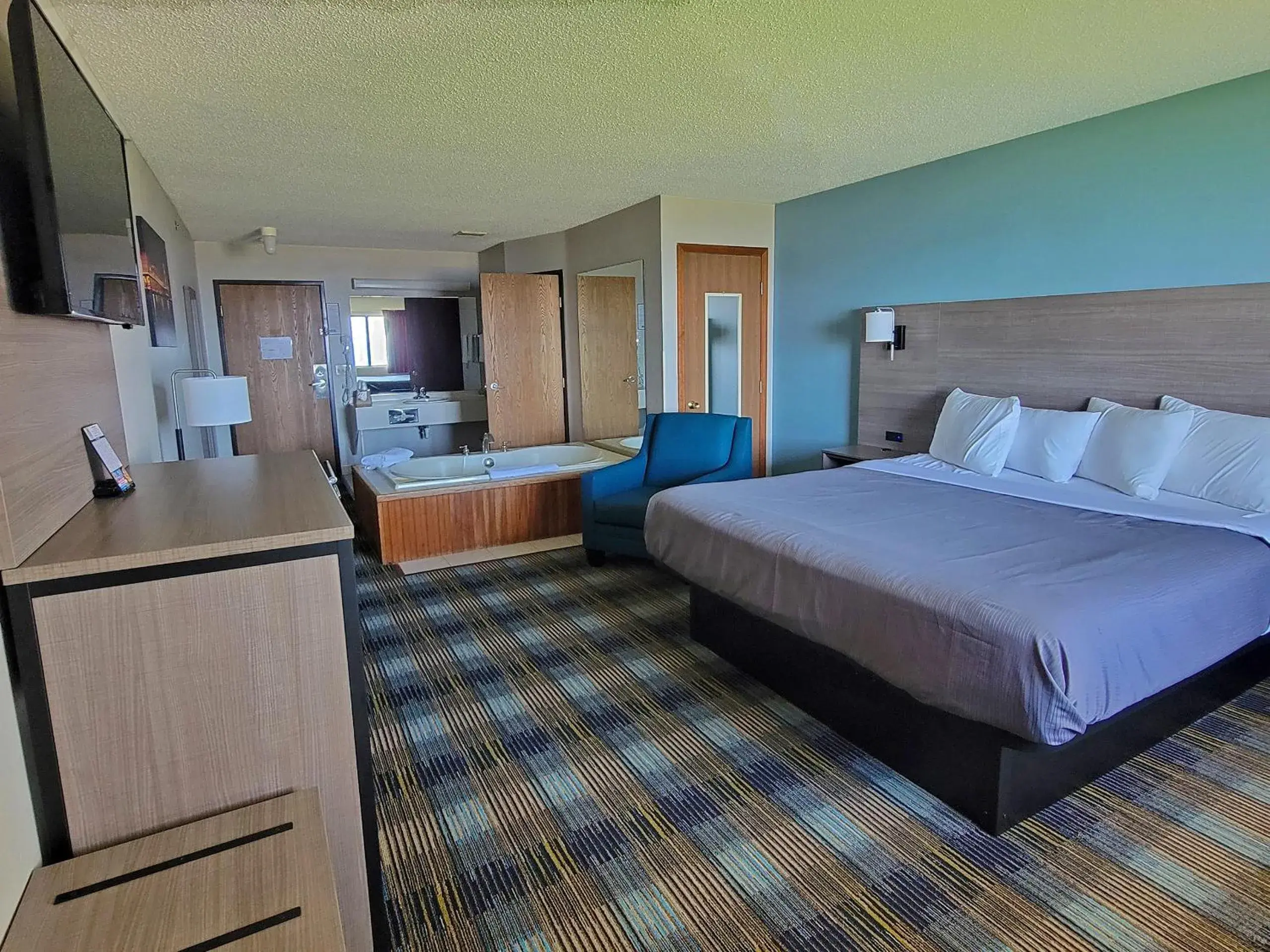 Bed in Bavarian Haus Lakefront Inn Bed in Bavarian Haus Lakefront Inn