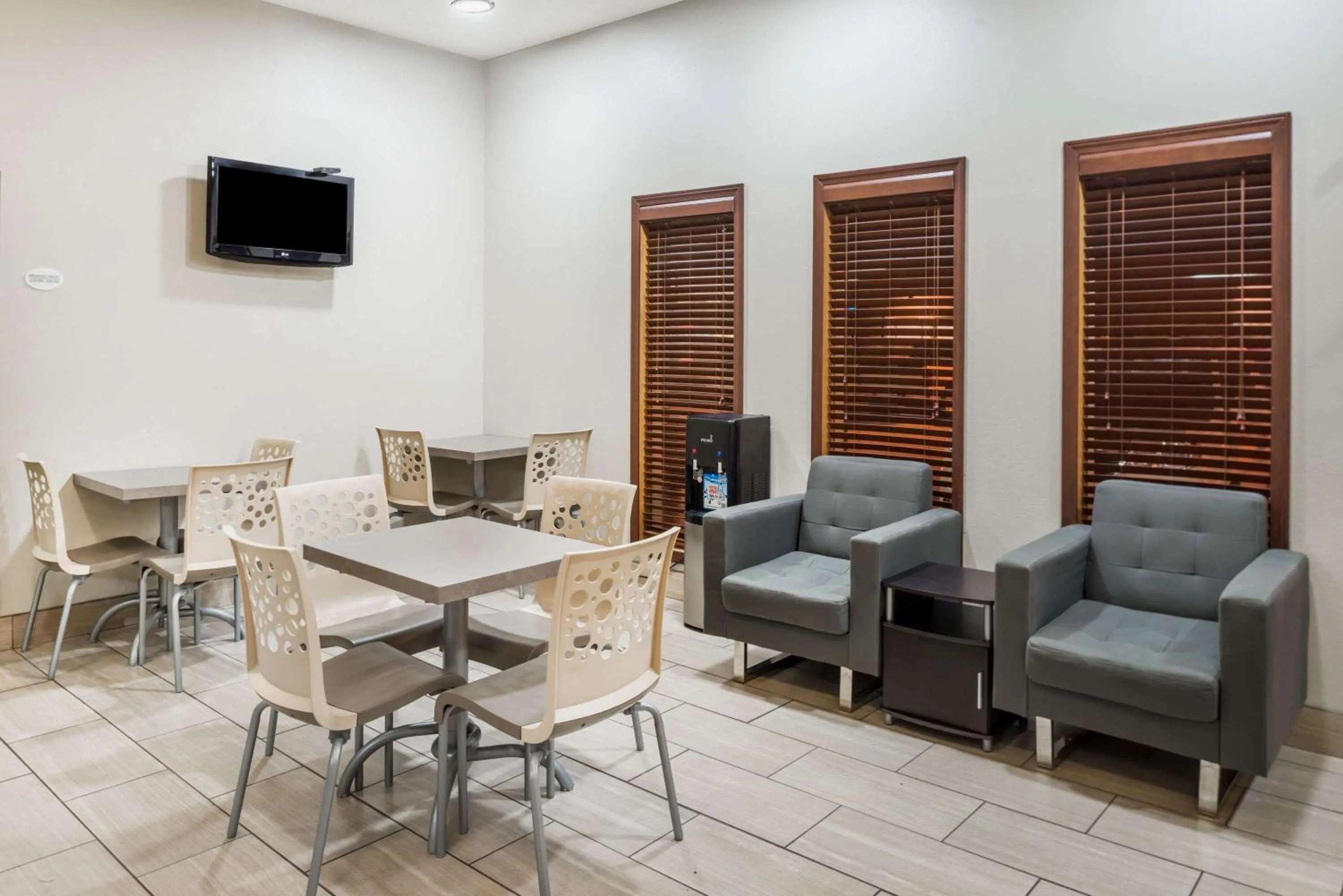 Lobby or reception in Super 8 by Wyndham West Plains