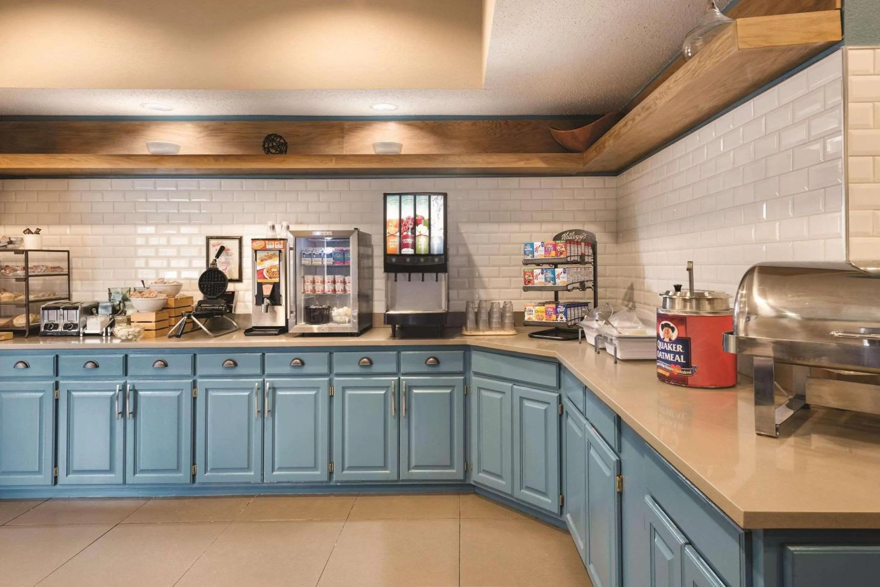 Breakfast in Country Inn & Suites by Radisson, West Bend, WI