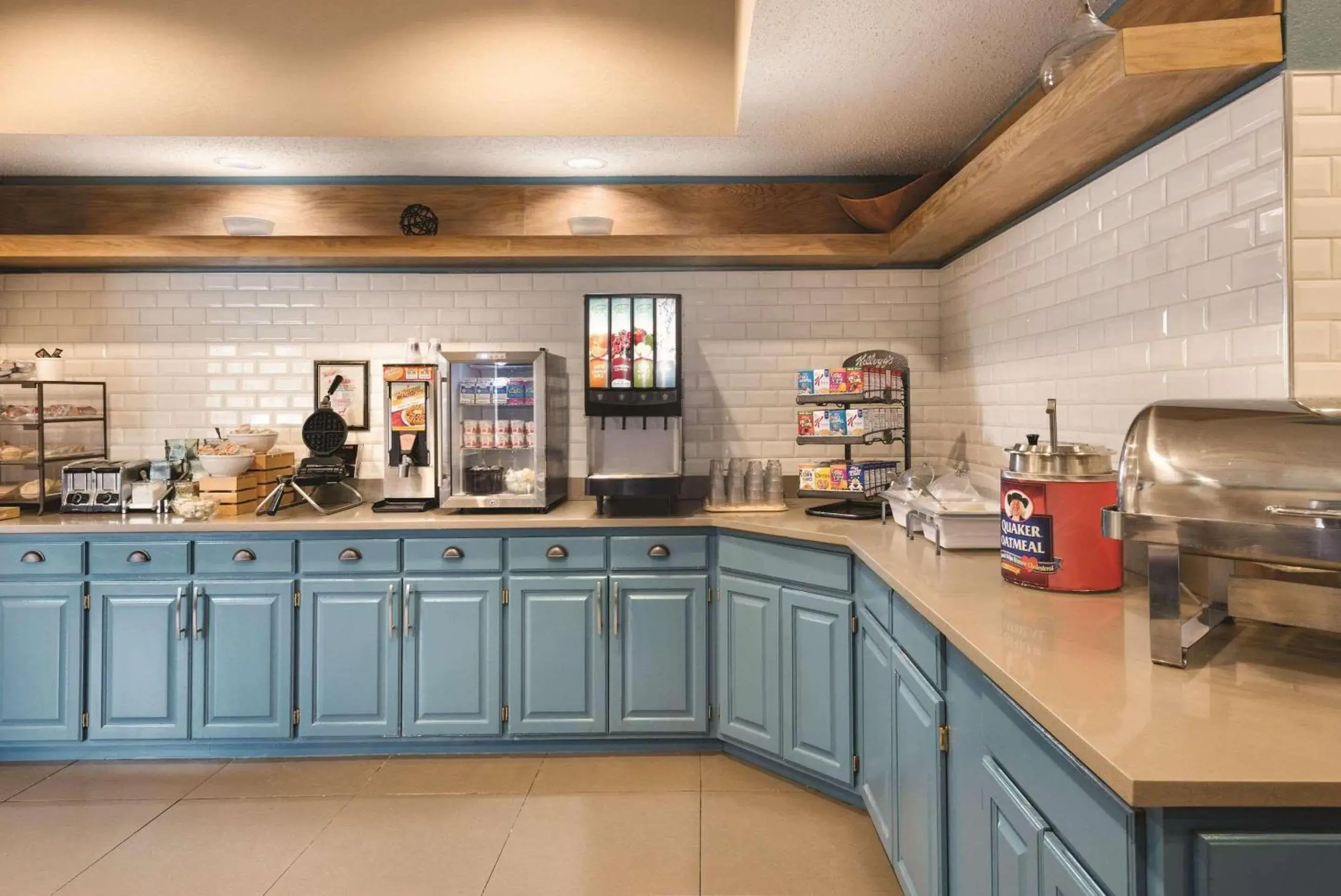 Breakfast in Country Inn & Suites by Radisson, West Bend, WI Breakfast in Country Inn & Suites by Radisson, West Bend, WI