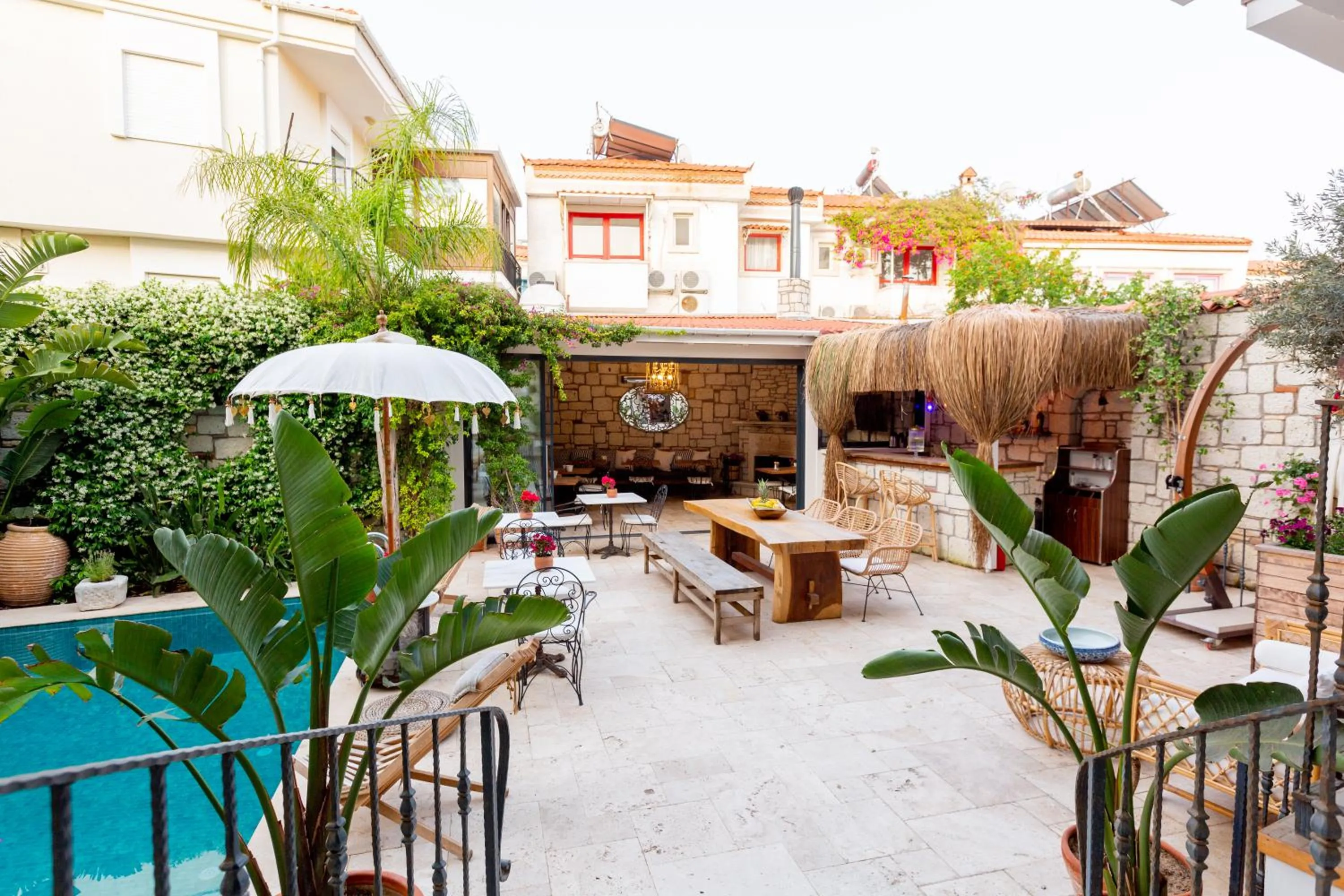 Restaurant/places to eat in Alachi Hotel