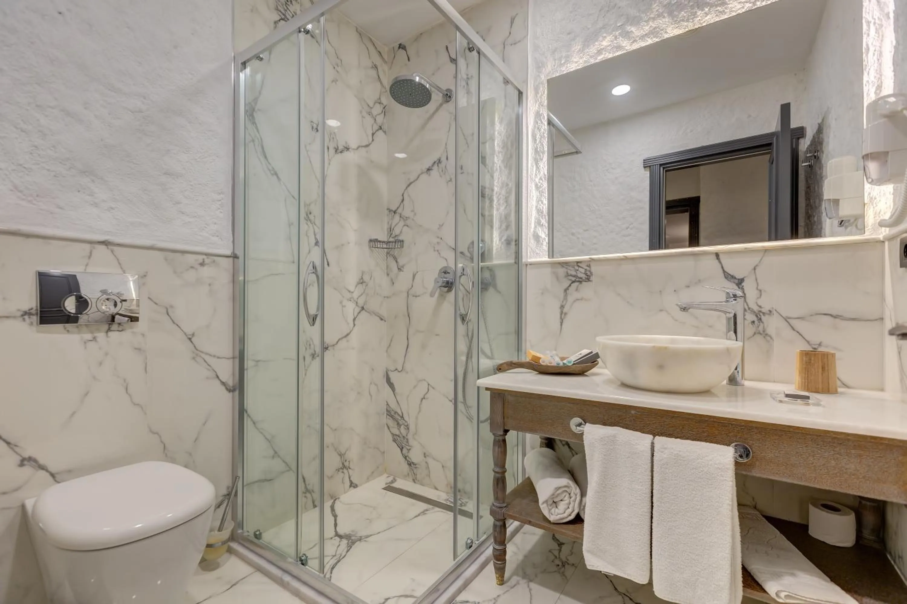 Bathroom in Alachi Hotel