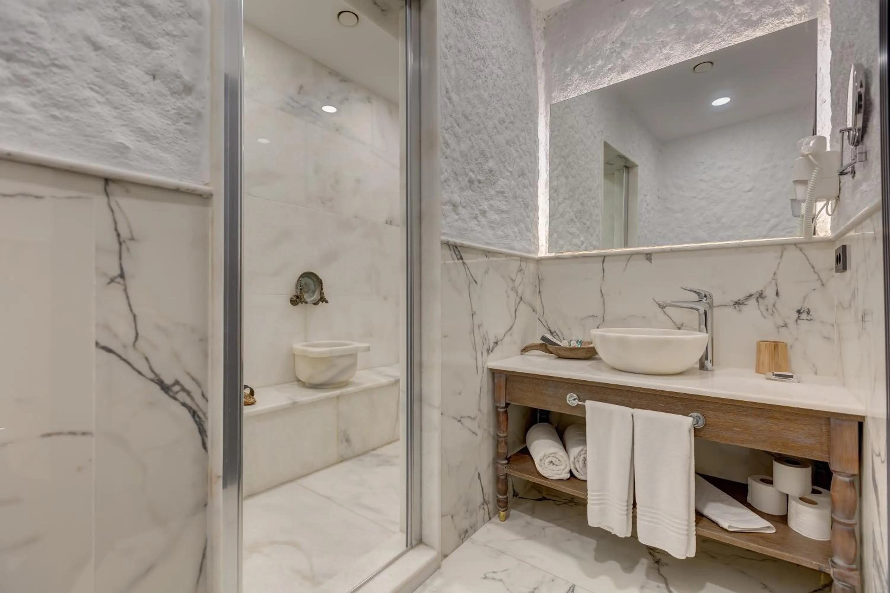 Bathroom in Alachi Hotel