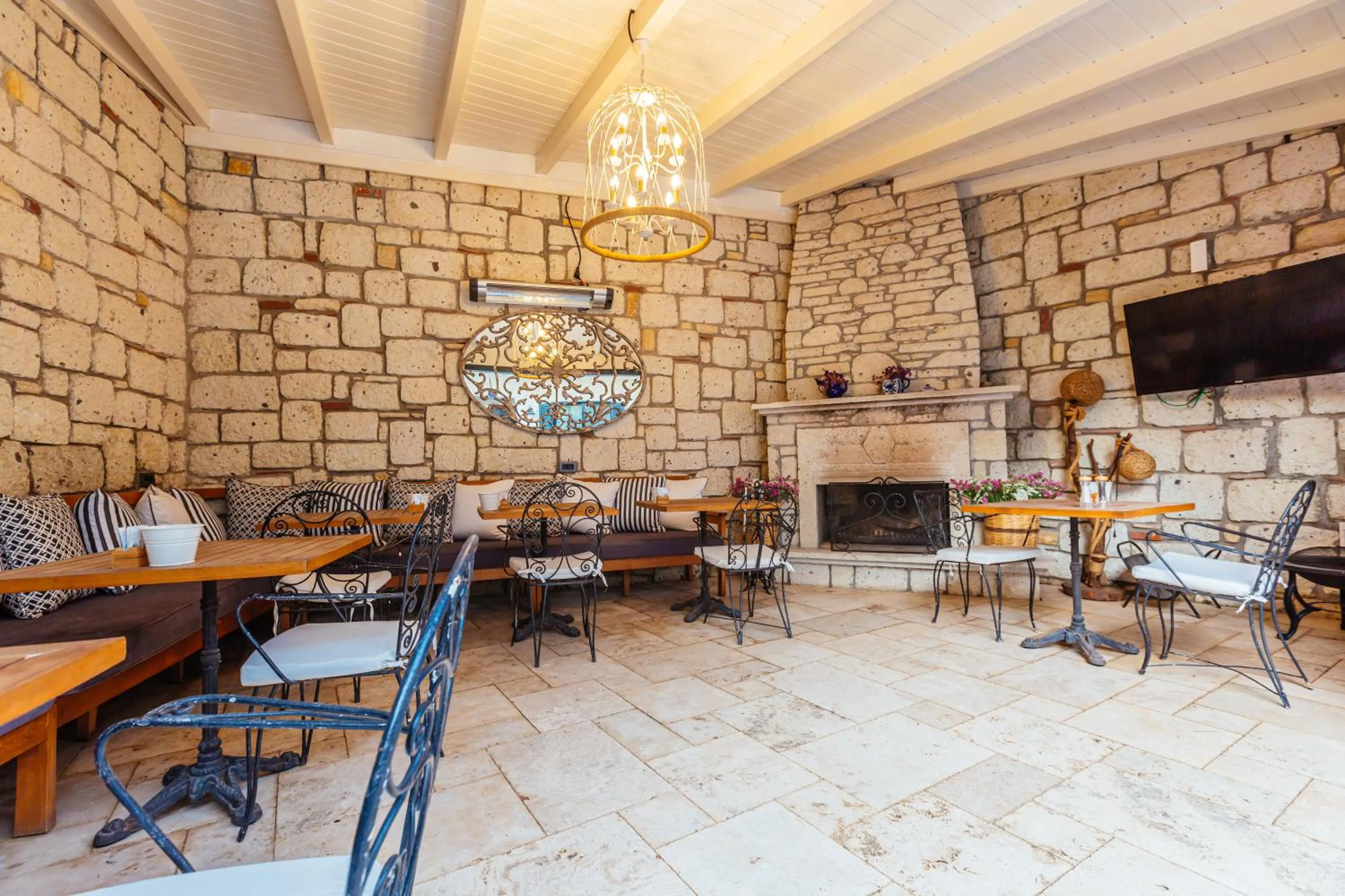 Restaurant/places to eat in Alachi Hotel