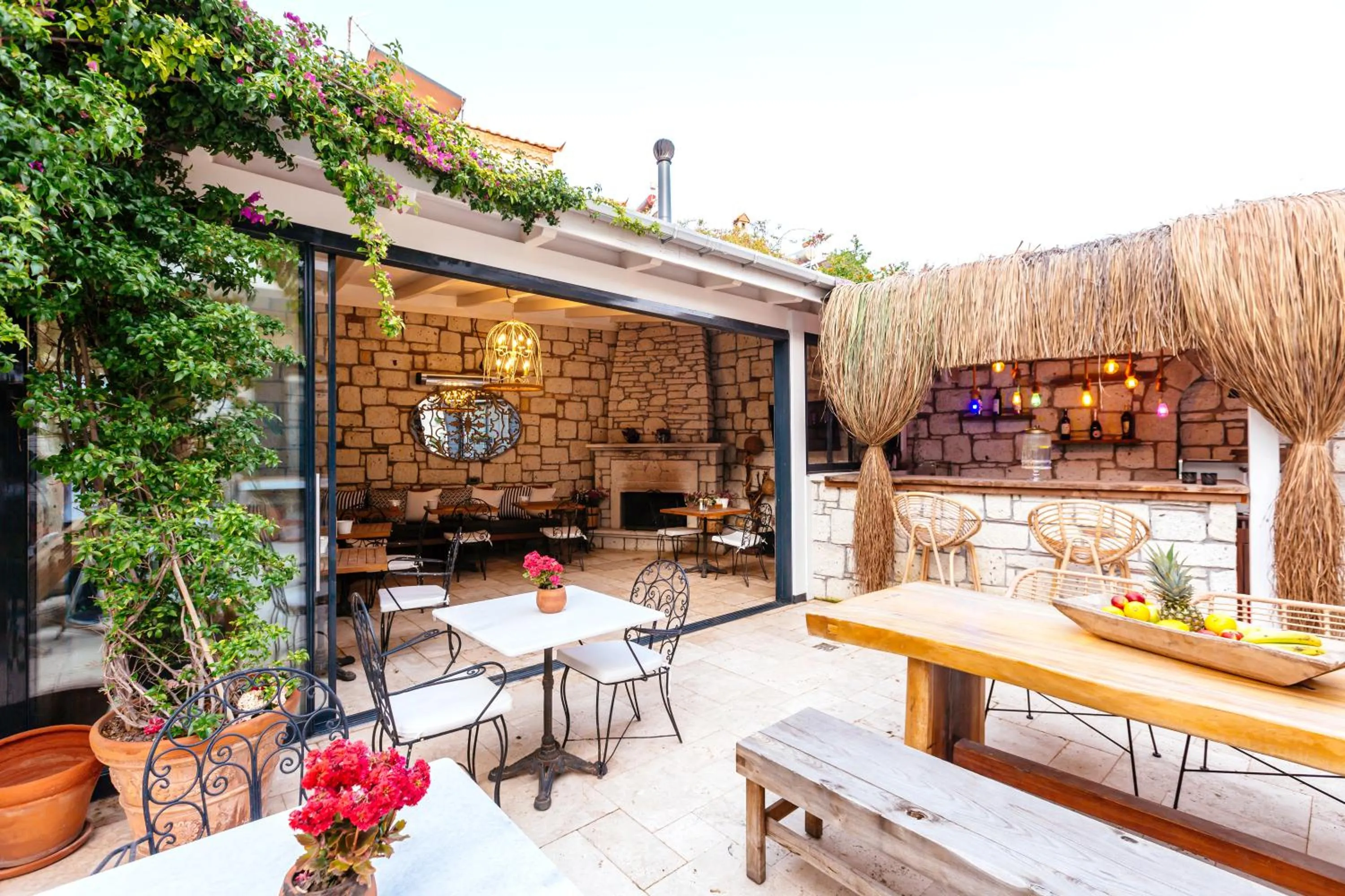 Restaurant/places to eat in Alachi Hotel