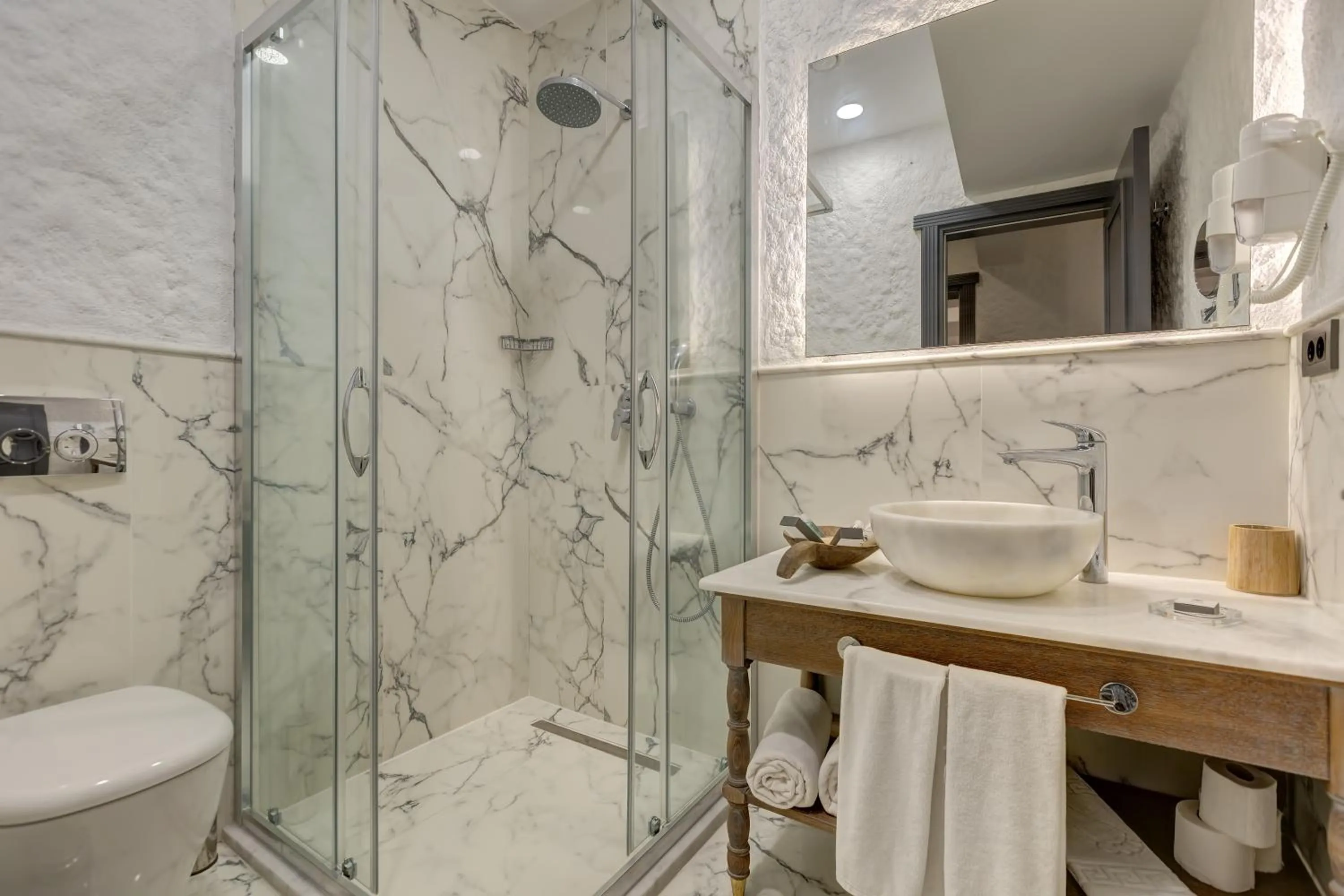 Bathroom in Alachi Hotel