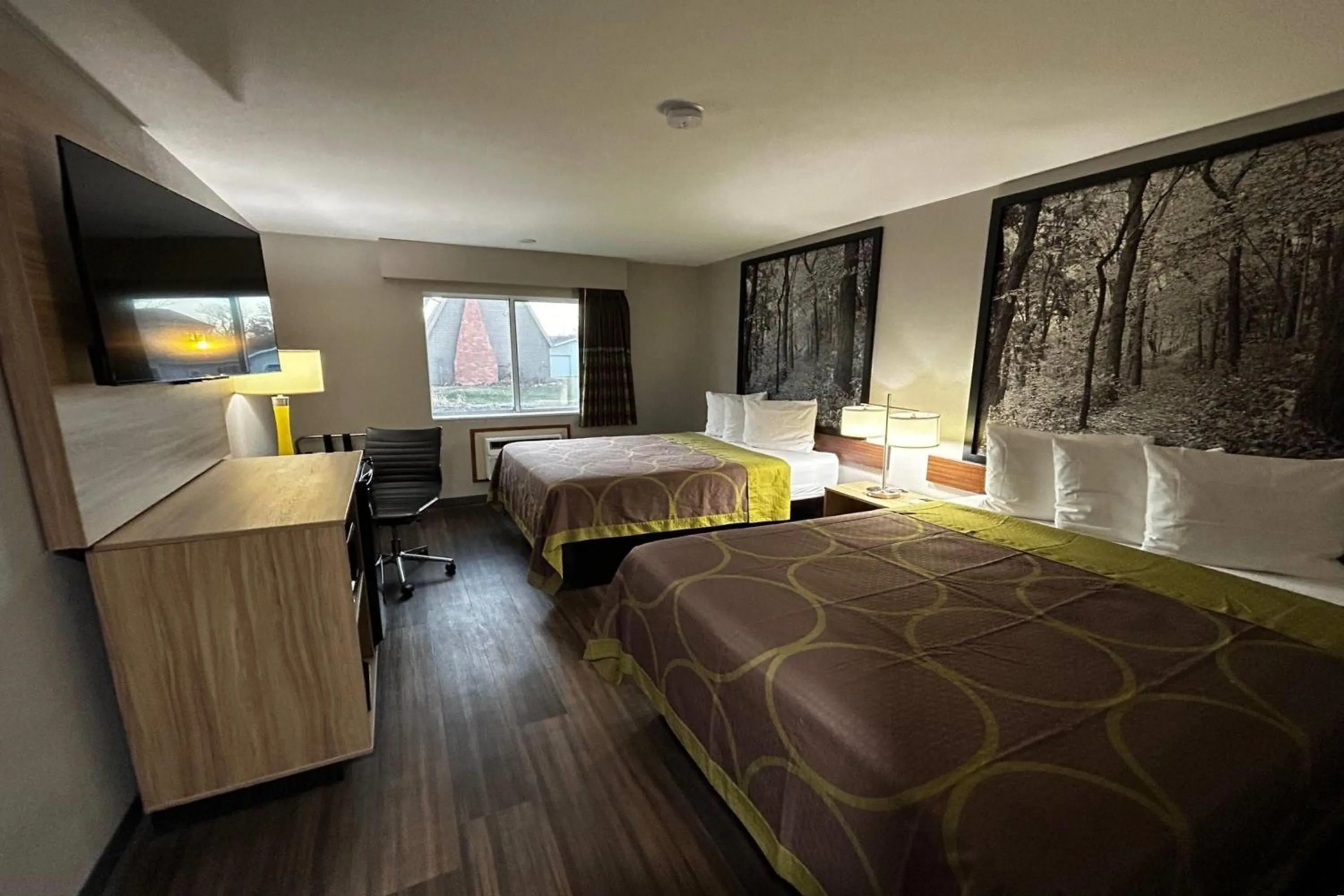 Photo of the whole room, Bed in Super 8 by Wyndham Pella