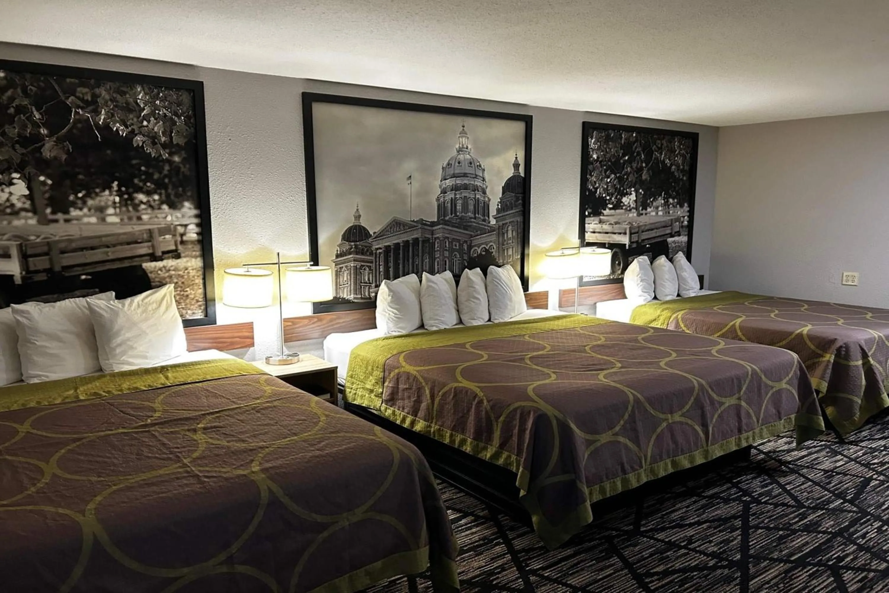 Photo of the whole room, Bed in Super 8 by Wyndham Pella