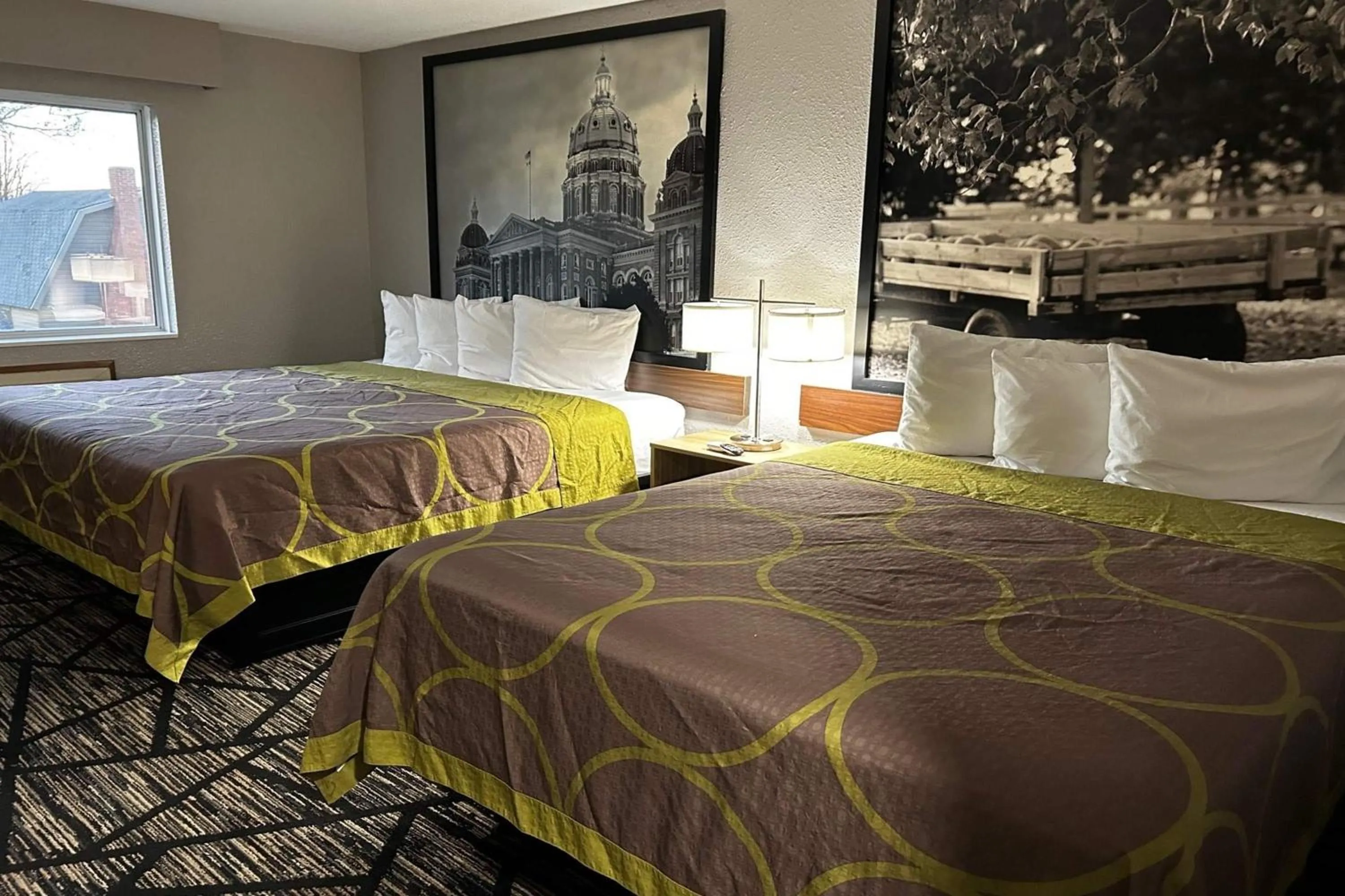 Photo of the whole room, Bed in Super 8 by Wyndham Pella