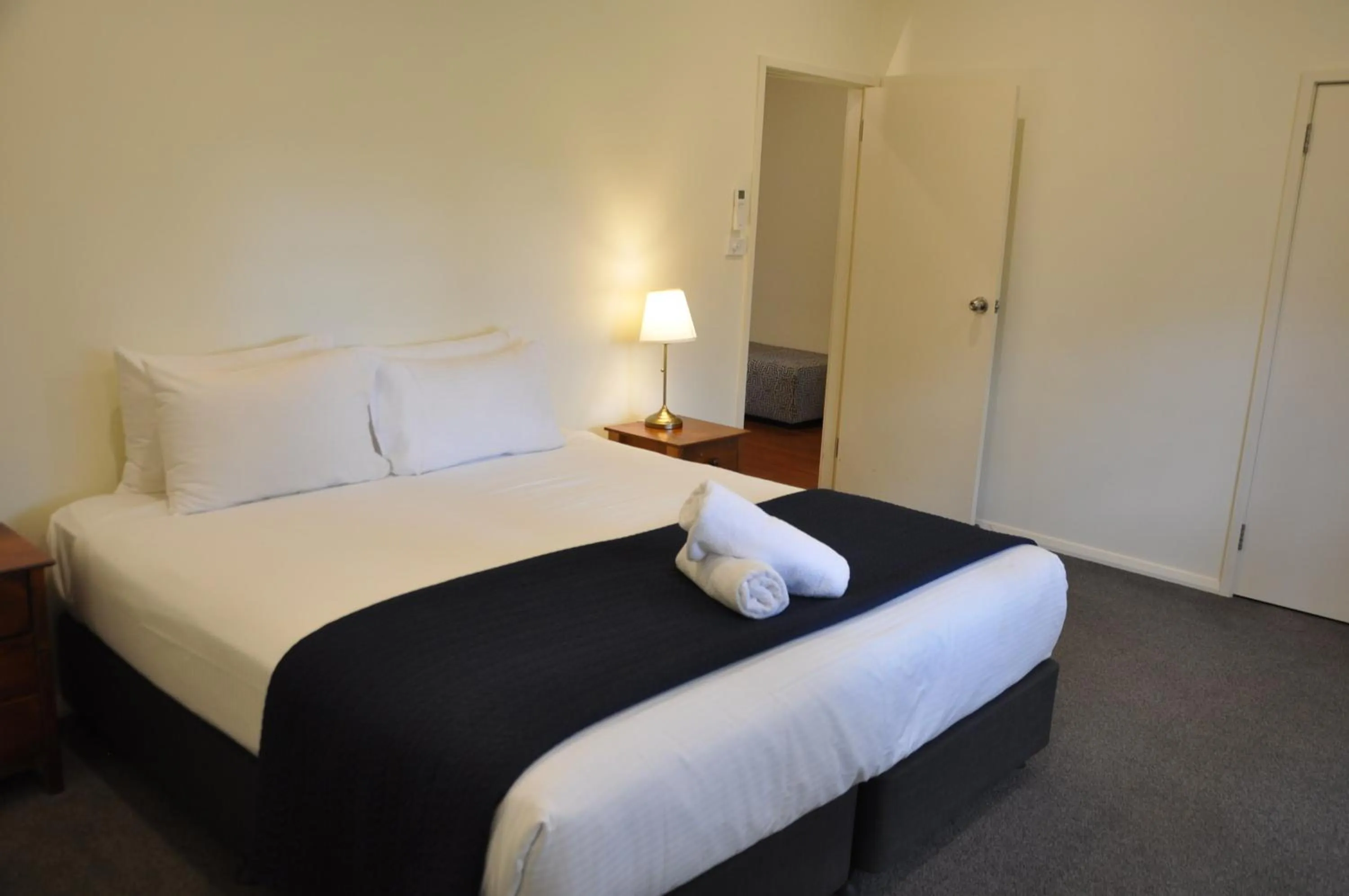 Bedroom, Bed in Pokolbin Village Estate