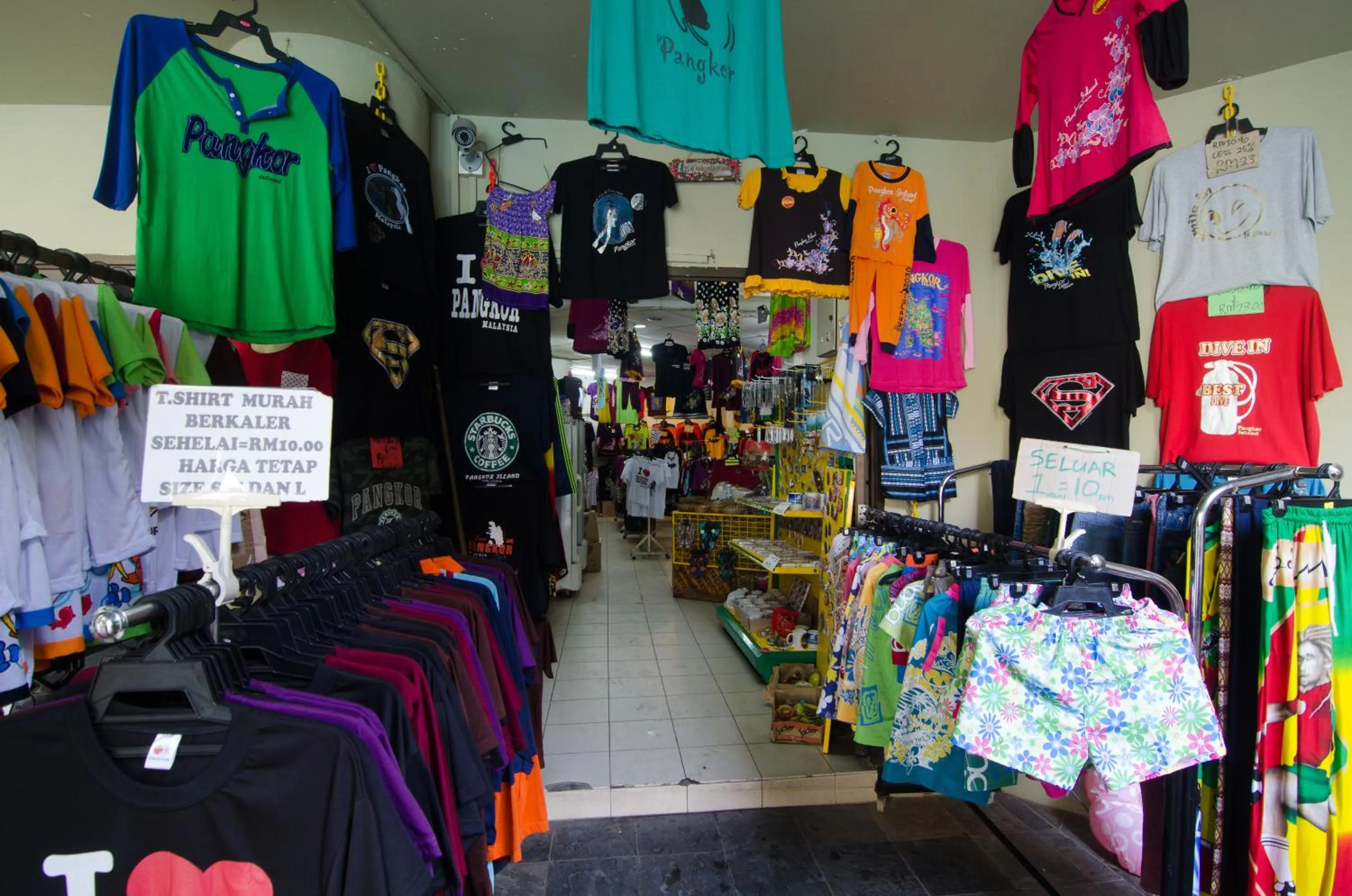 On-site shops in Coral Bay Resort