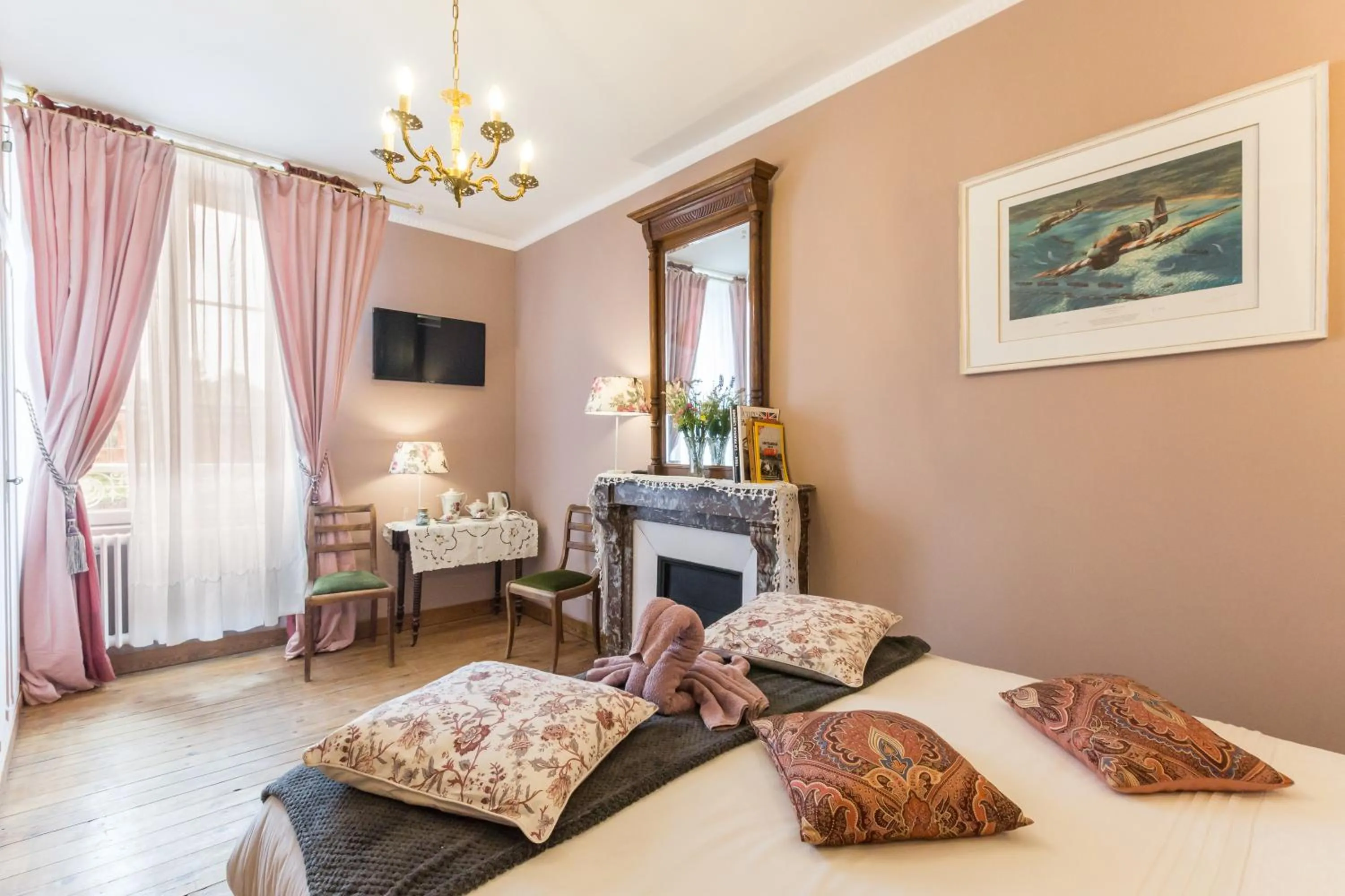 Superior Queen Room in DDay Aviators Le Manoir