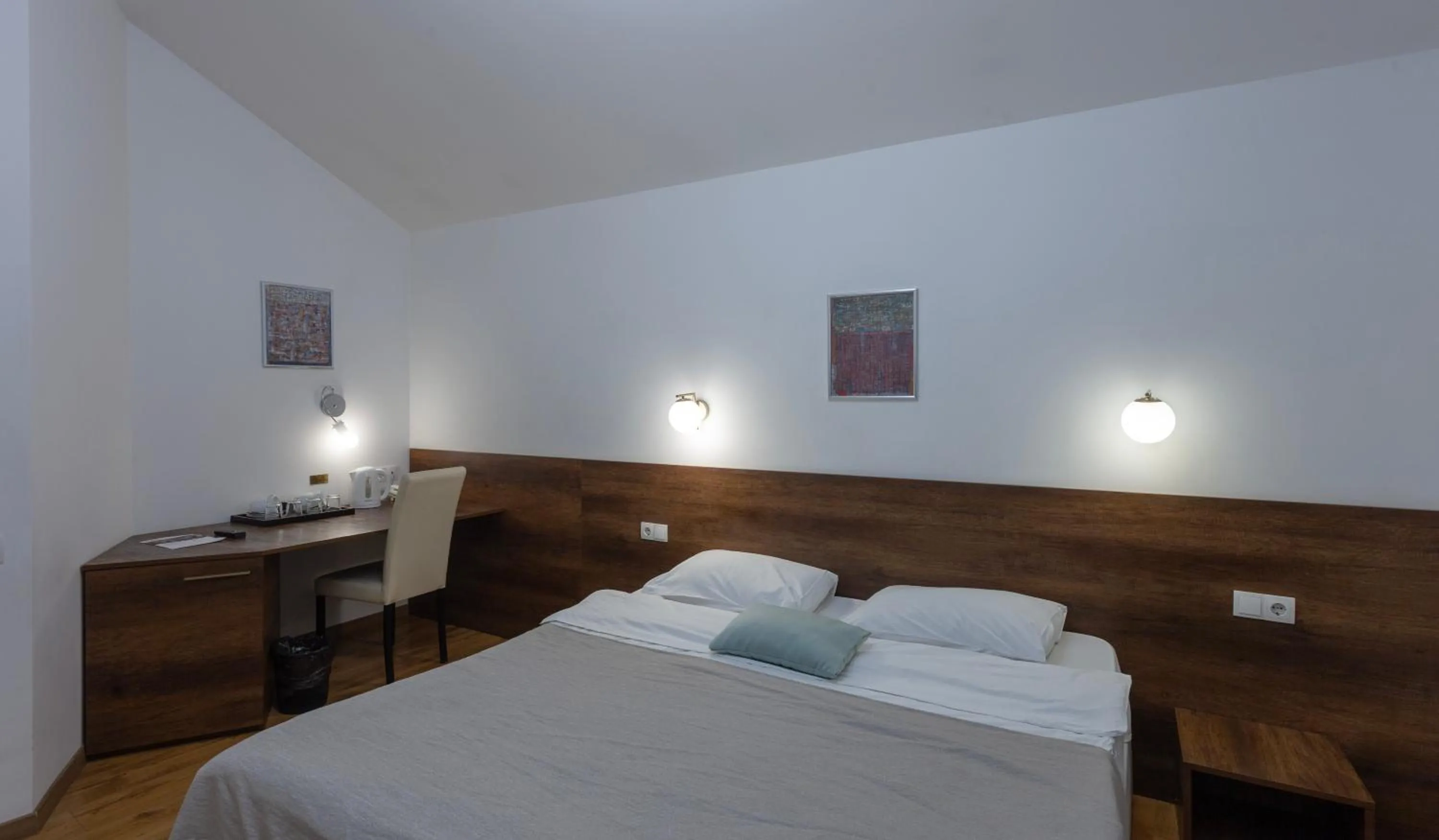 Bedroom, Bed in Alliance Hotel