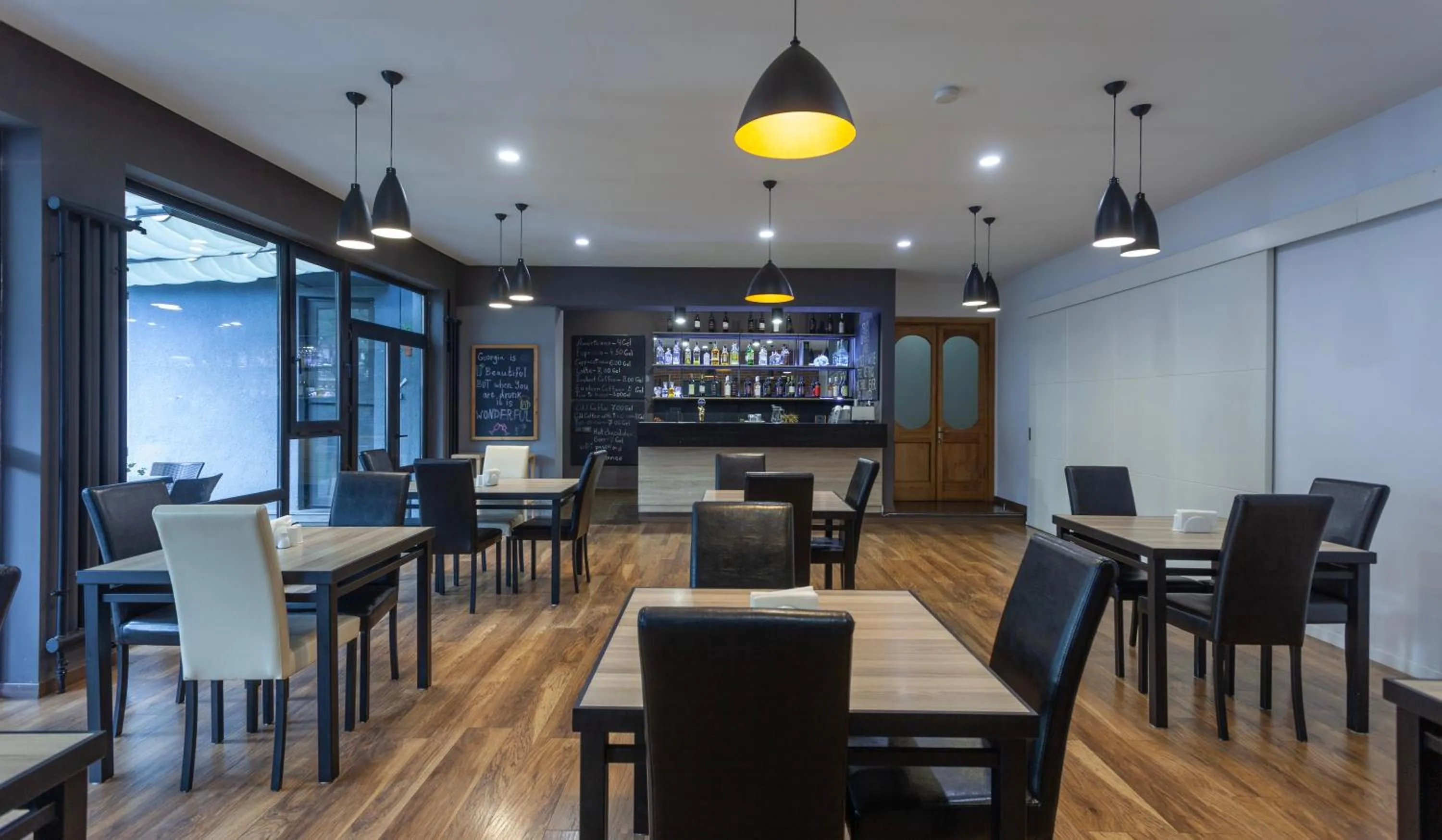 Restaurant/places to eat in Alliance Hotel