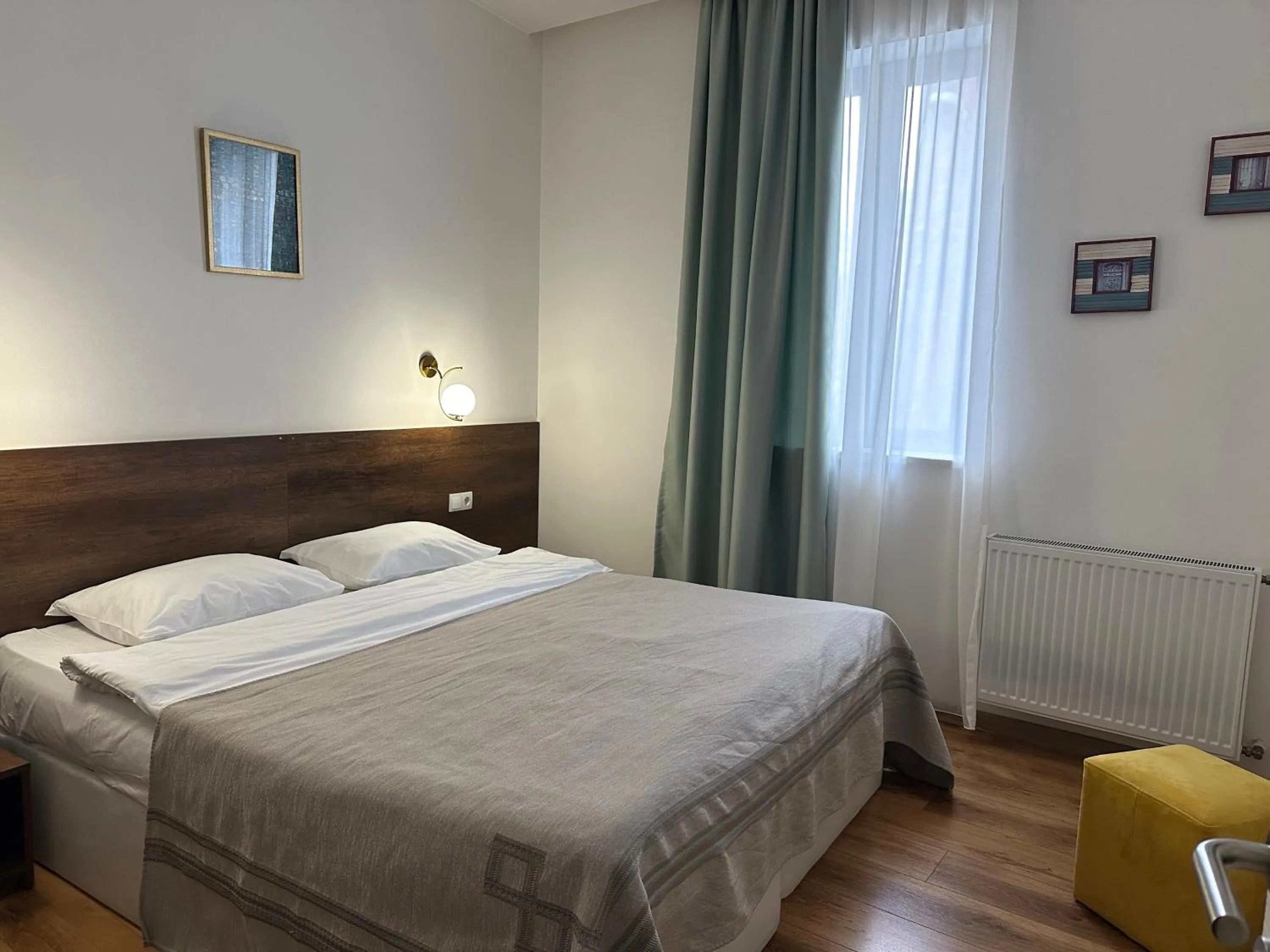 Bedroom, Bed in Alliance Hotel