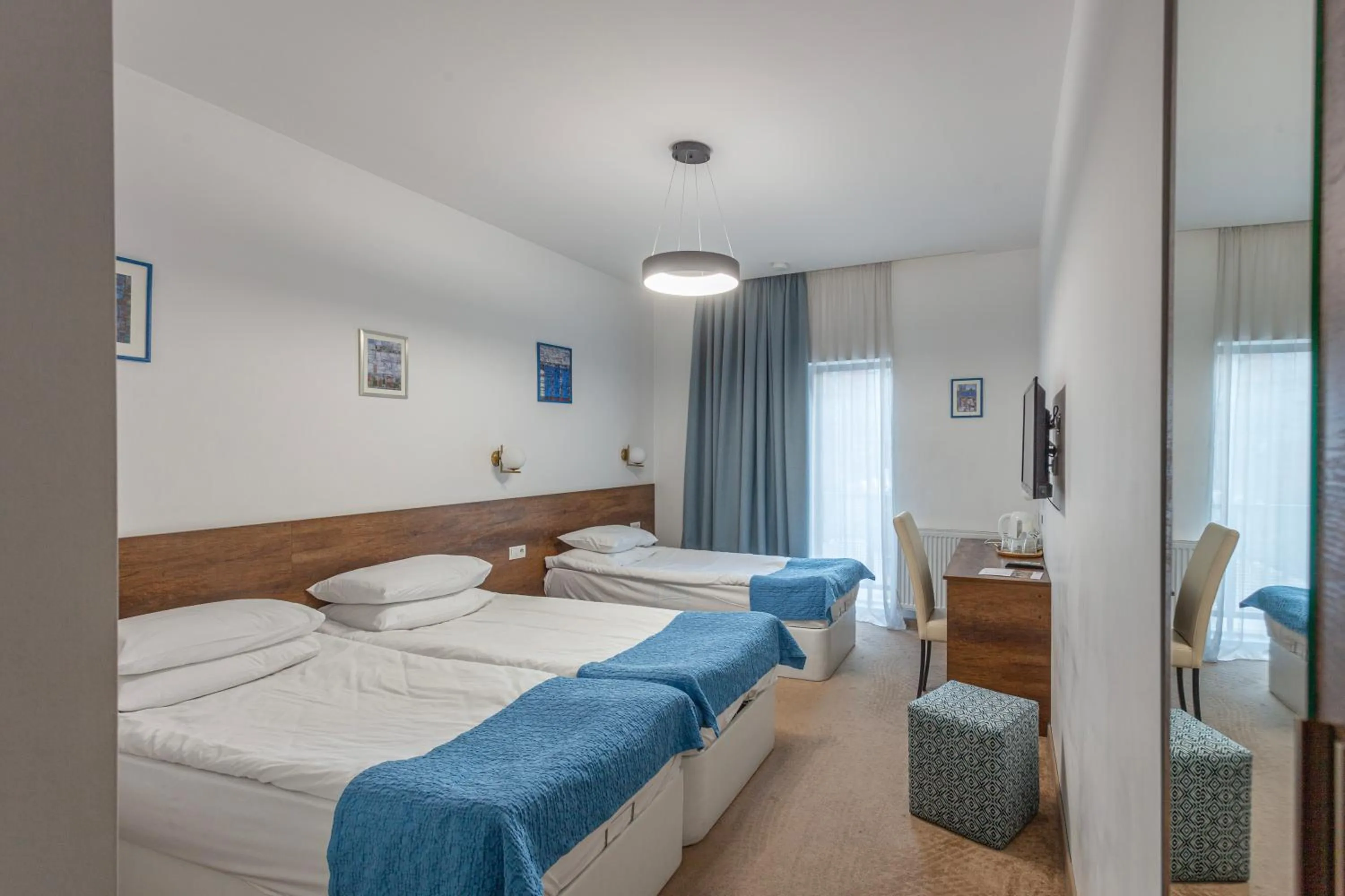 Bedroom, Bed in Alliance Hotel